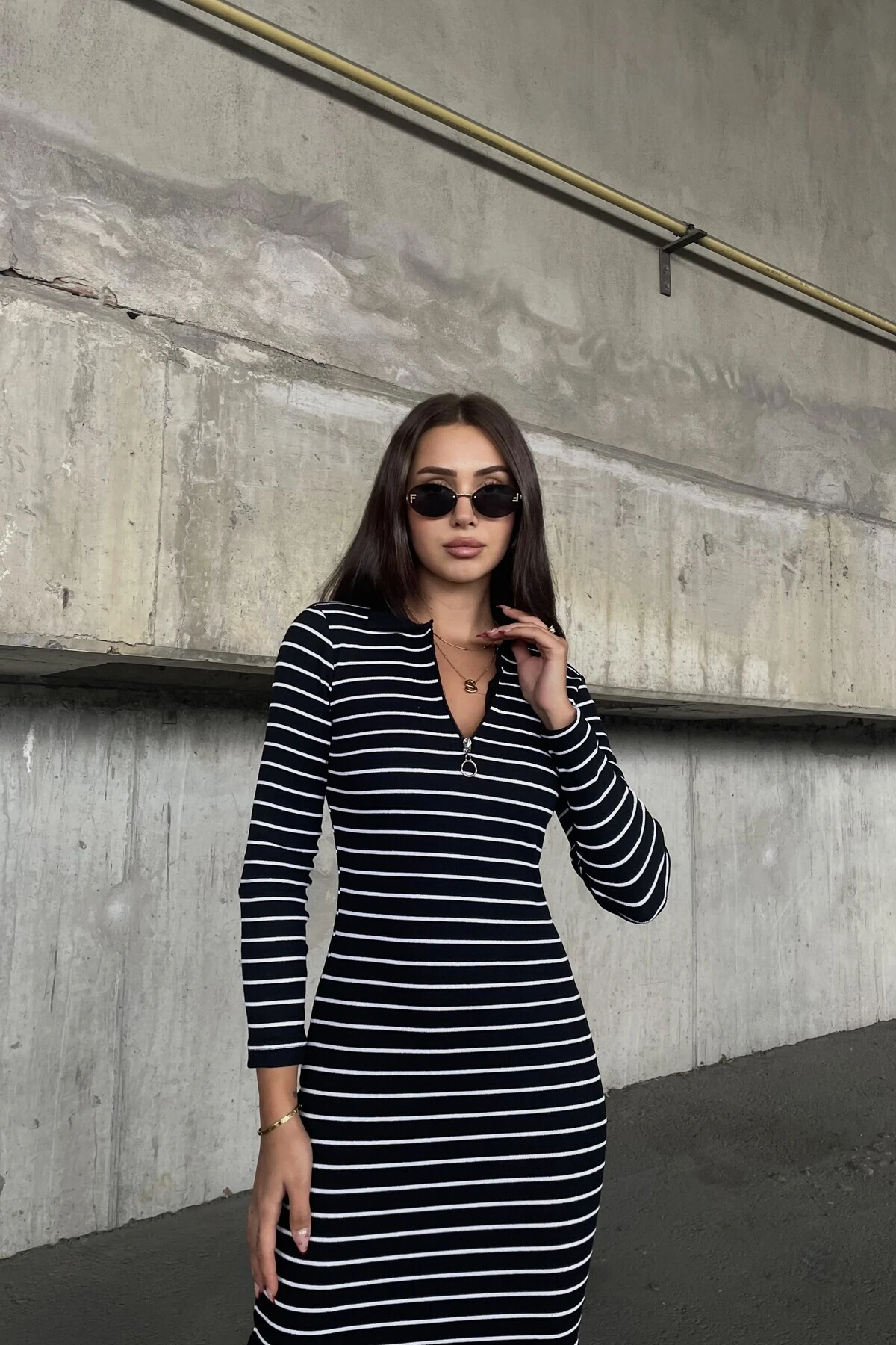 Kadın Siyah Beyaz Çizgili Fermuarlı Yaka Midi Elbise – Uzun Kollu