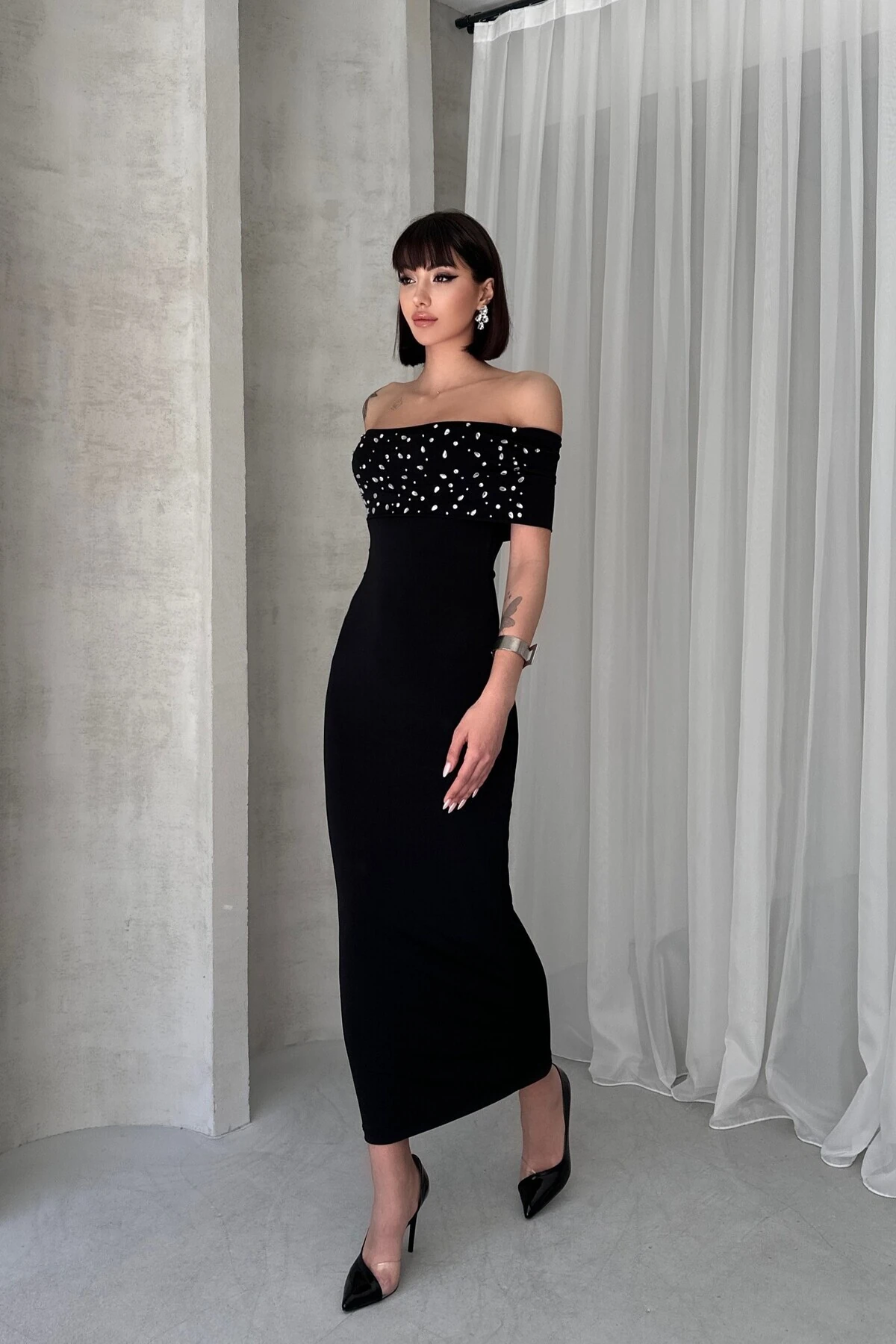 SCARLET MADONNA YAKA TAŞ DETAYLI SANDY ELBİSE