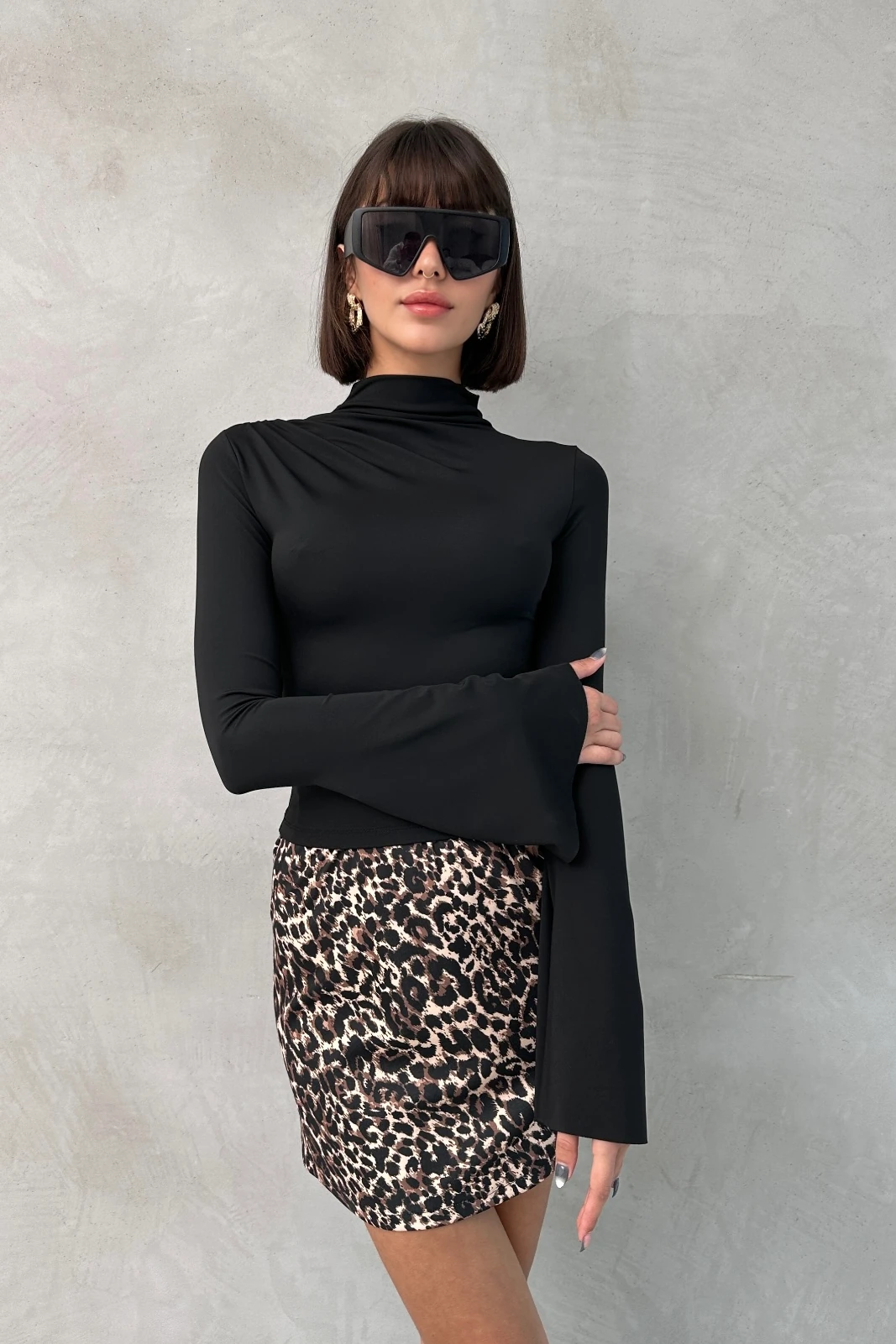 DİK YAKA BÜZGÜ DETAYLI İSPANYOL KOL BLUZ