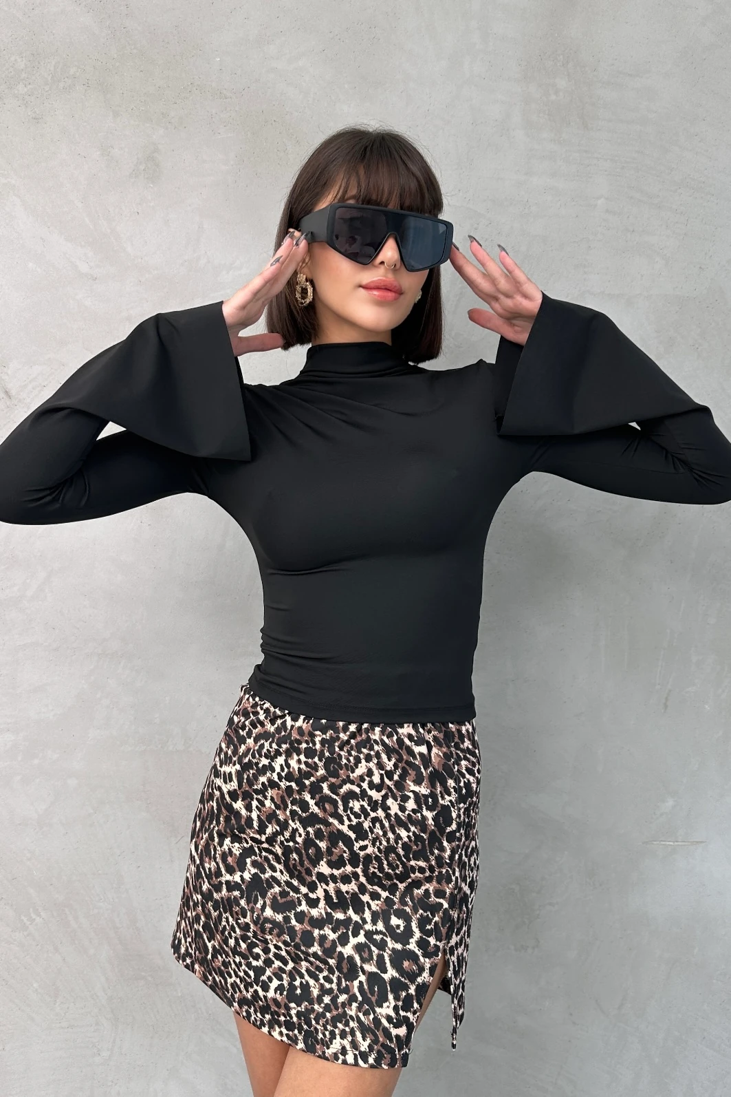 DİK YAKA BÜZGÜ DETAYLI İSPANYOL KOL BLUZ