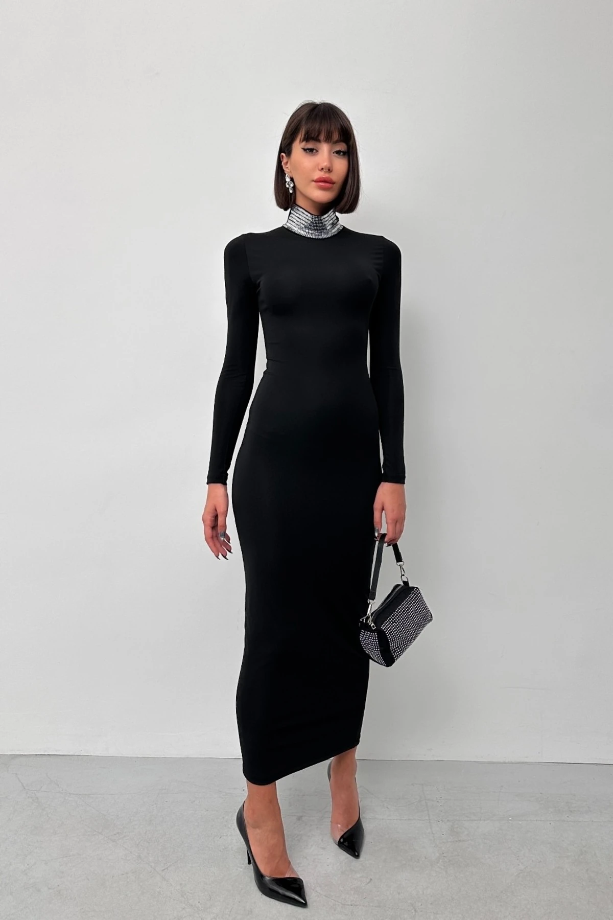 VİCTORİA UZUN KOL DİK YAKA BOĞAZI TAŞ DETAYLI DALGIÇ KUMAŞ ELBİSE