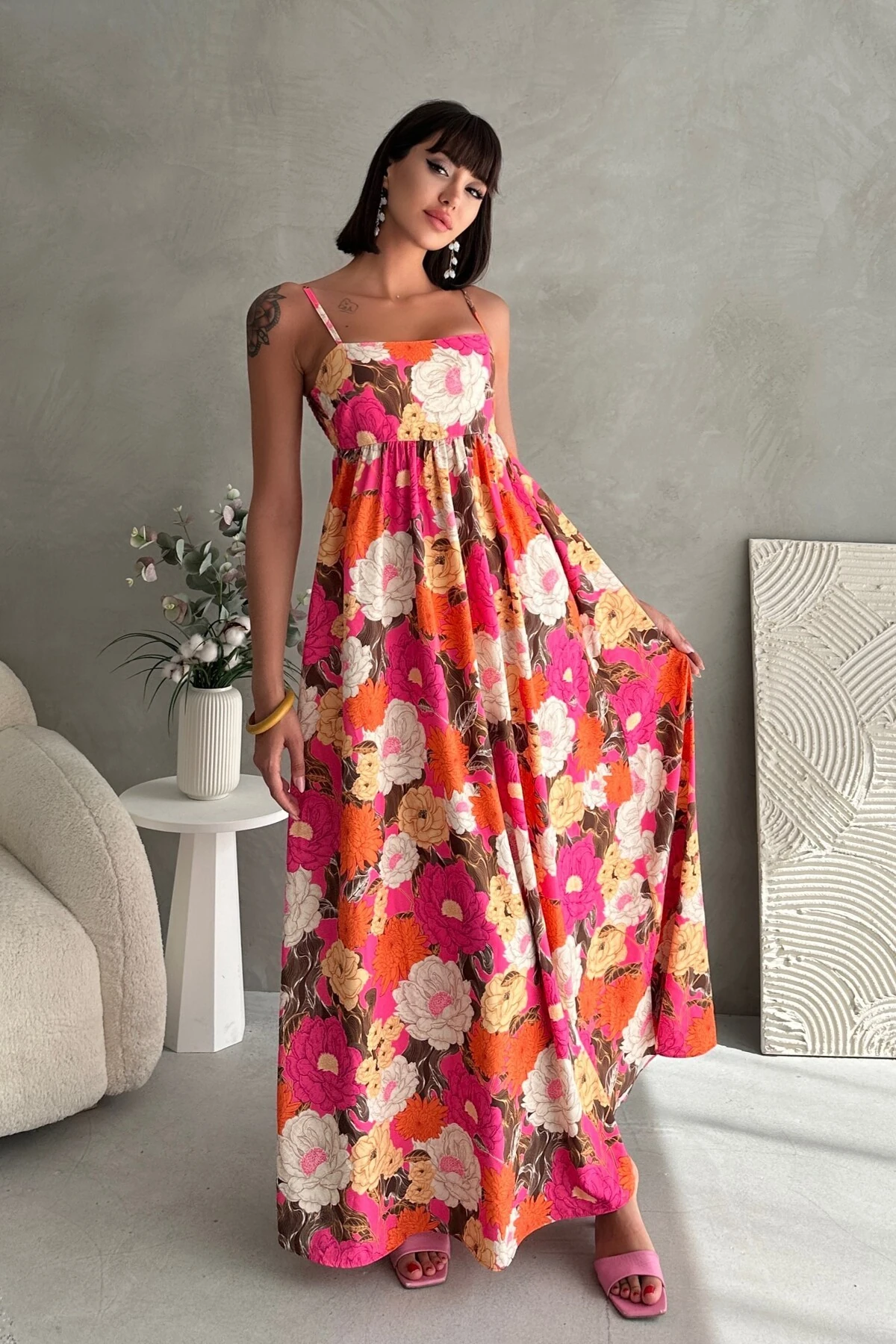 DRAPELİ ASKILI ÇİÇEK DESENLİ UZUN ELBİSE