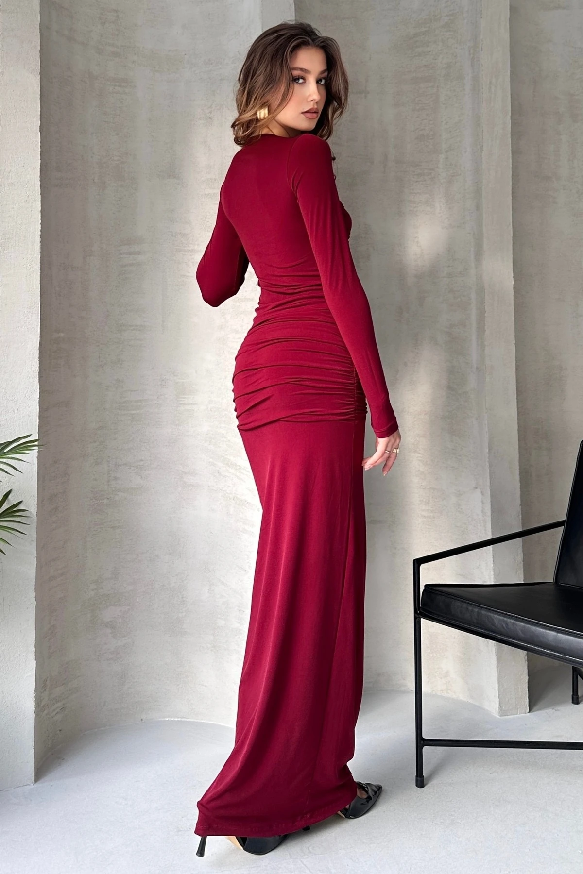 GÖĞÜS VE BELİ DRAPE BÜZGÜLÜ UZUN KOL SANDY ELBİSE