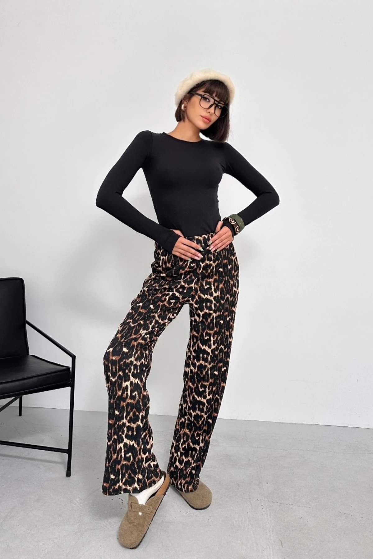 MODAL KUMAŞ PARMAK GEÇİRMELİ UZUN KOL BODY, LEOPAR DESENLİ BÜRÜMCÜK PALAZZO PANTOLON TAKIM