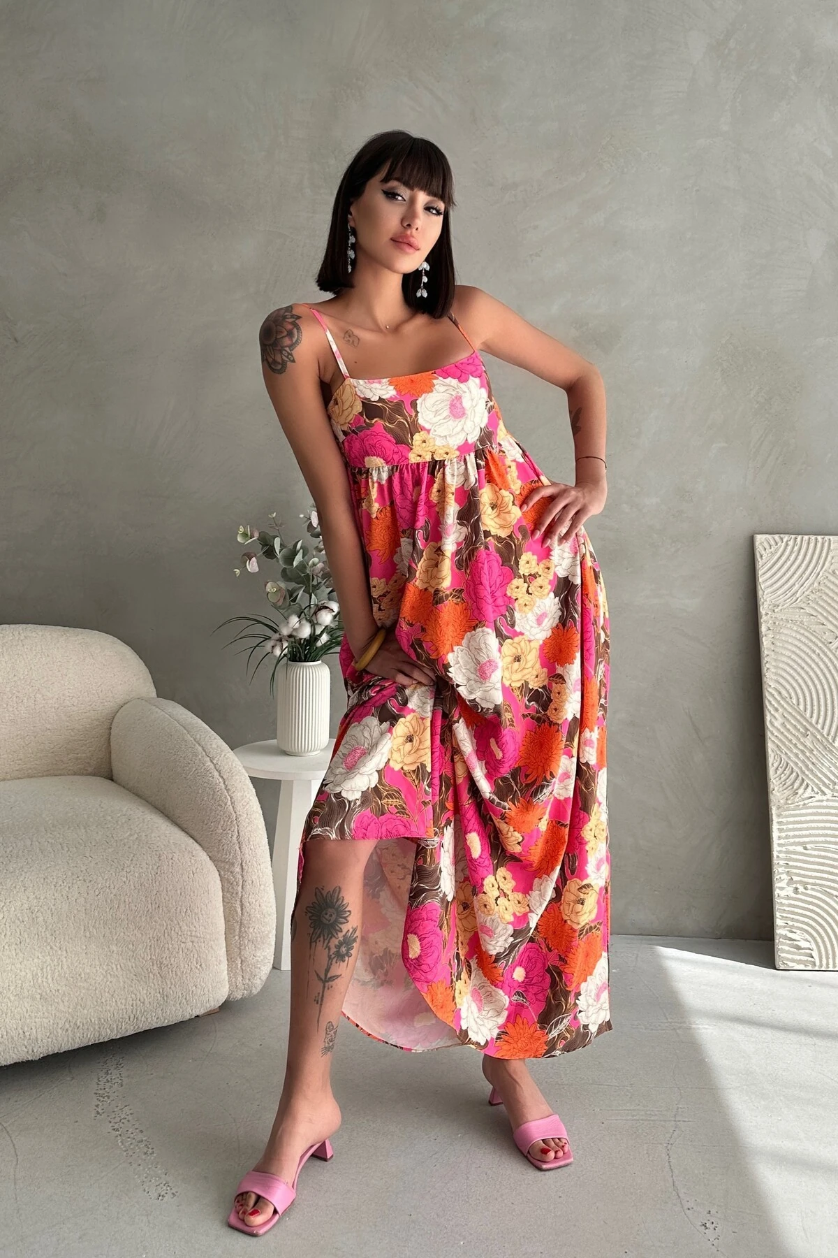 DRAPELİ ASKILI ÇİÇEK DESENLİ UZUN ELBİSE