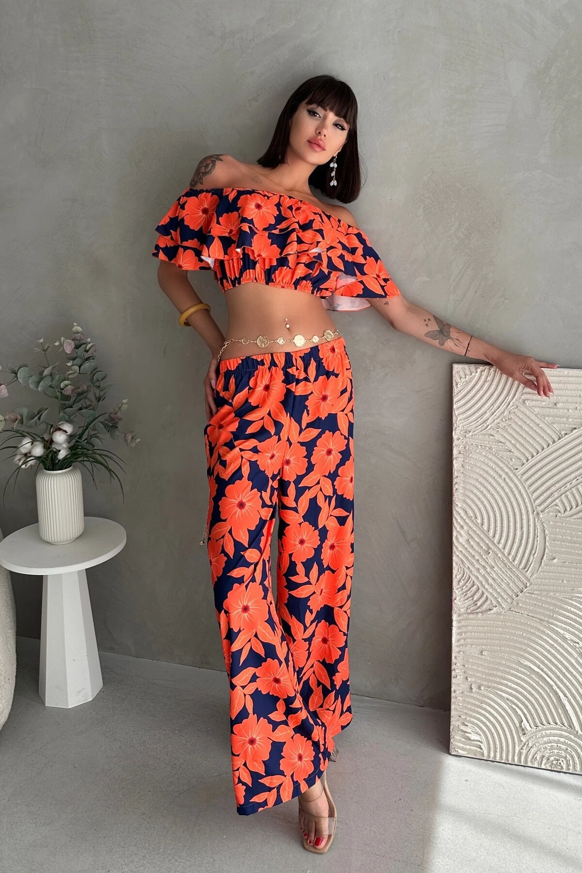 ÇİÇEK DESENLİ MADONNA YAKA CROP, BELİ LASTİKLİ PANTOLON TAKIM