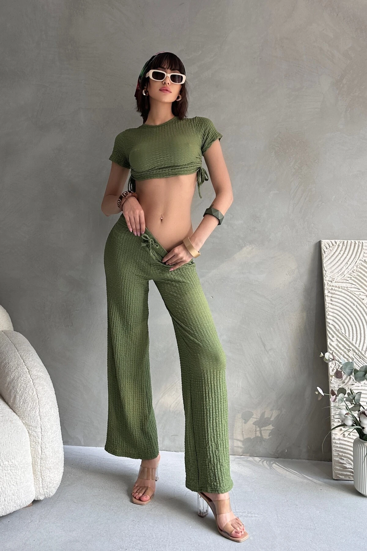 YANDAN BÜZGÜLÜ GOFRE KUMAŞ BELİ AYARLANABİLİR LASTİKLİ PANTOLONLU TAKIM