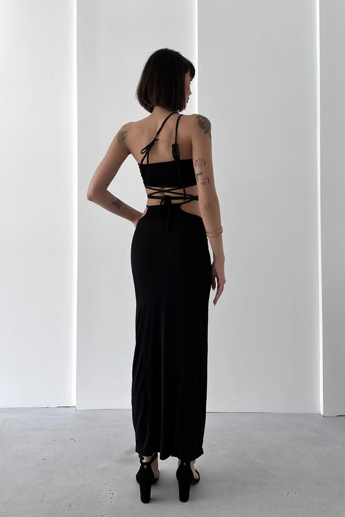 BELDEN, BOYUNDAN BAĞLAMALI BÜSTİYER, ETEKLİ SANDY TAKIM