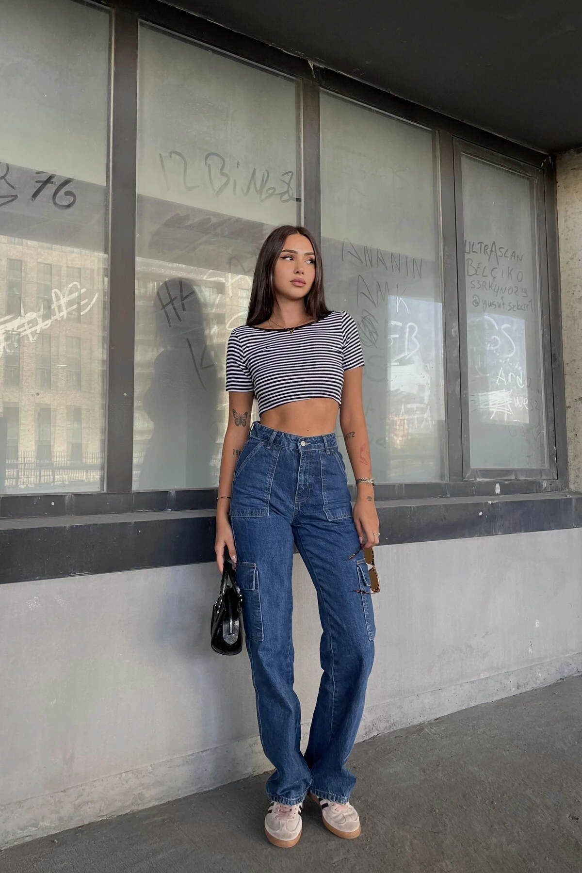 SIRT DEKOLTELİ ÇİZGİLİ KAŞKORSE CROP