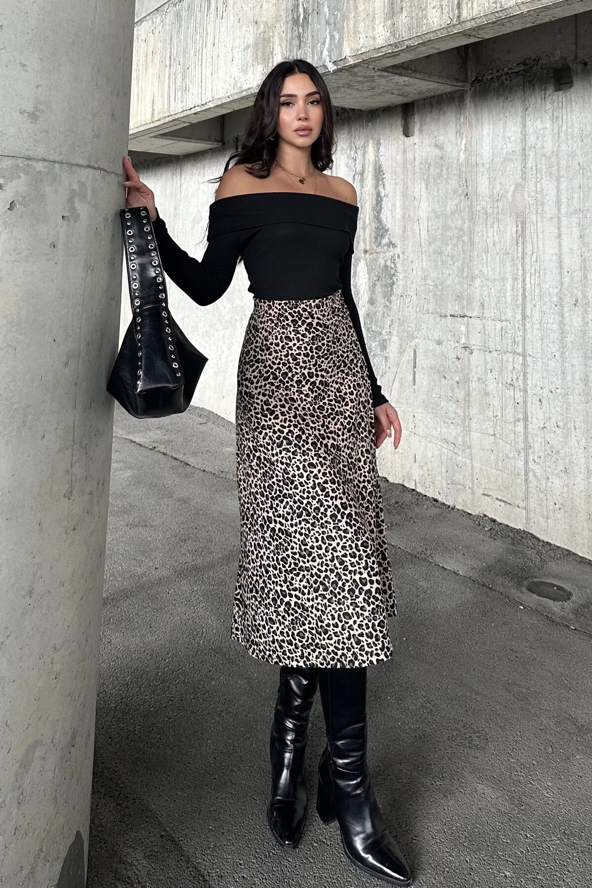 MADONNA YAKA KAŞKORSE BLUZ , LEOPAR DESENLİ SÜET KLOŞ ETEK TAKIM