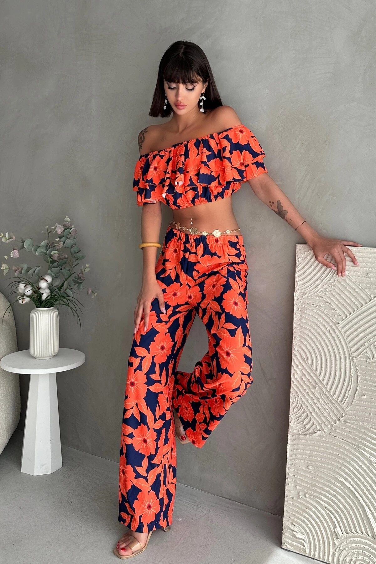 ÇİÇEK DESENLİ MADONNA YAKA CROP, BELİ LASTİKLİ PANTOLON TAKIM