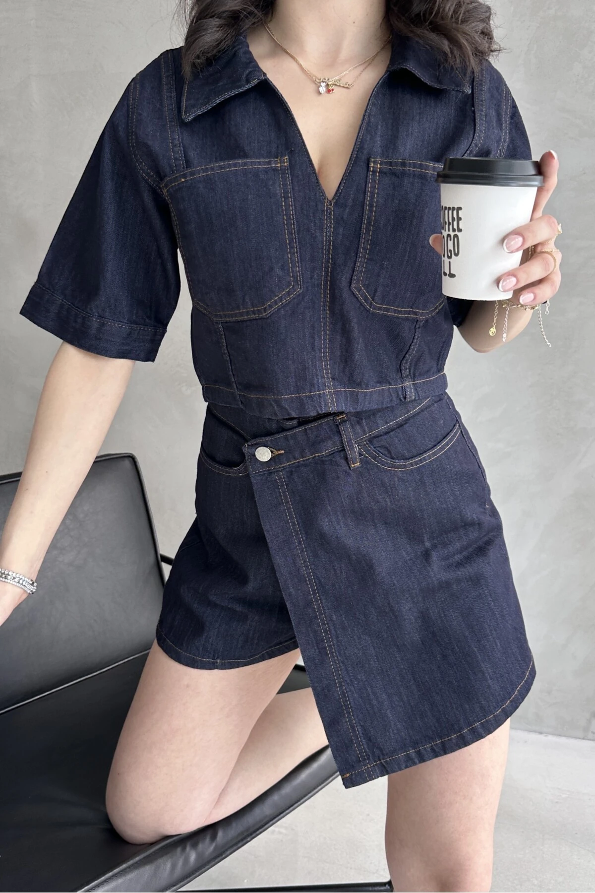 V YAKA YARIM KOL BLUZ, KRUVAZE ŞORT ETEKLİ DENİM TAKIM