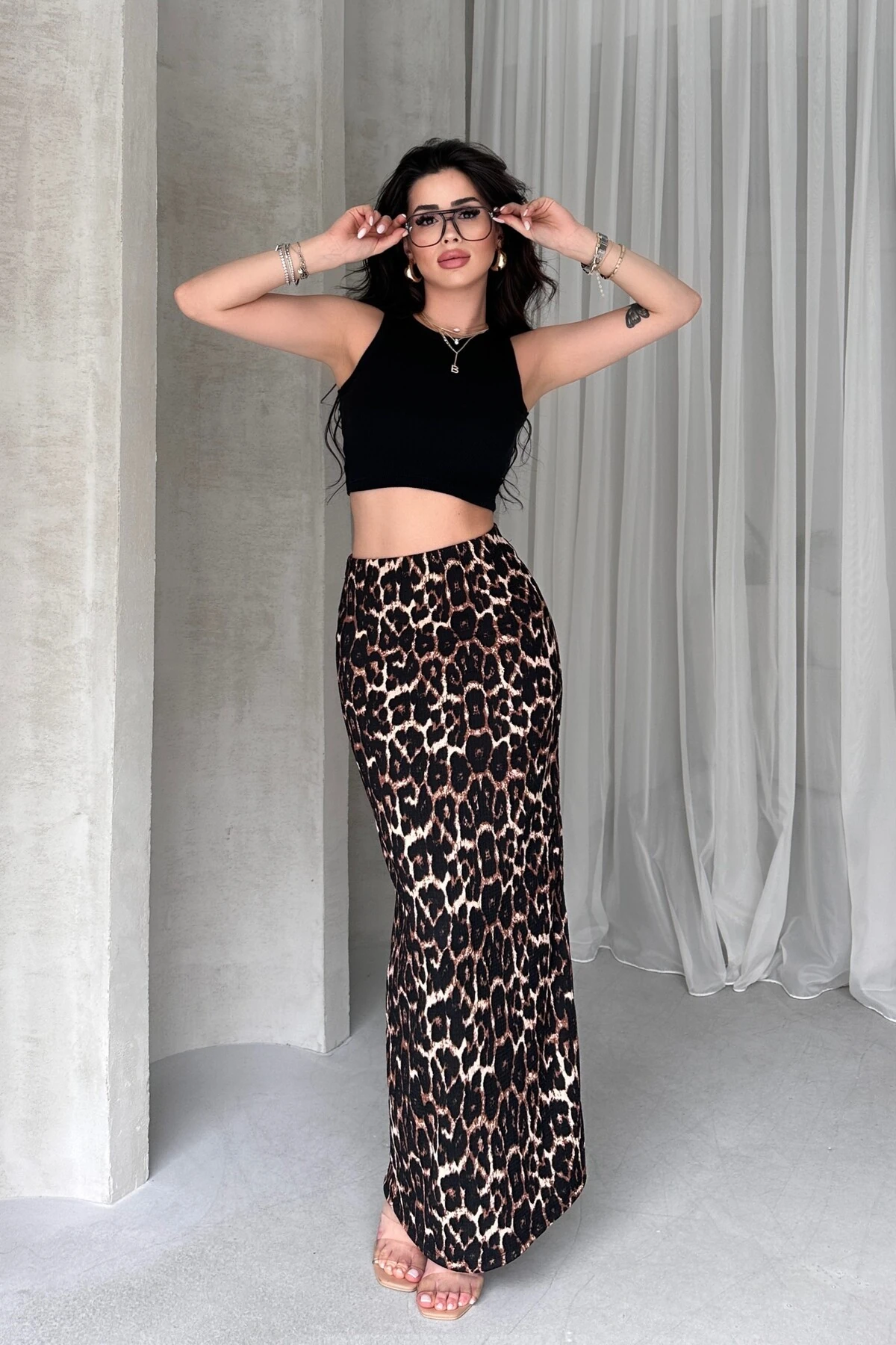 BİSİKLET YAKA FİTİLLİ CROP ATLET, LEOPAR DESENLİ BÜRÜMCÜK KALEM ETEK TAKIM