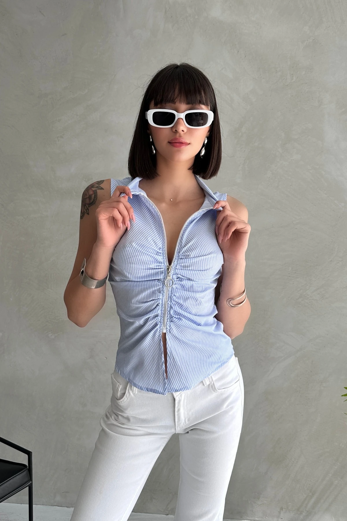 FERMUARLI BÜZGÜ DETAY GÖMLEK YAKA KOLSUZ BLUZ