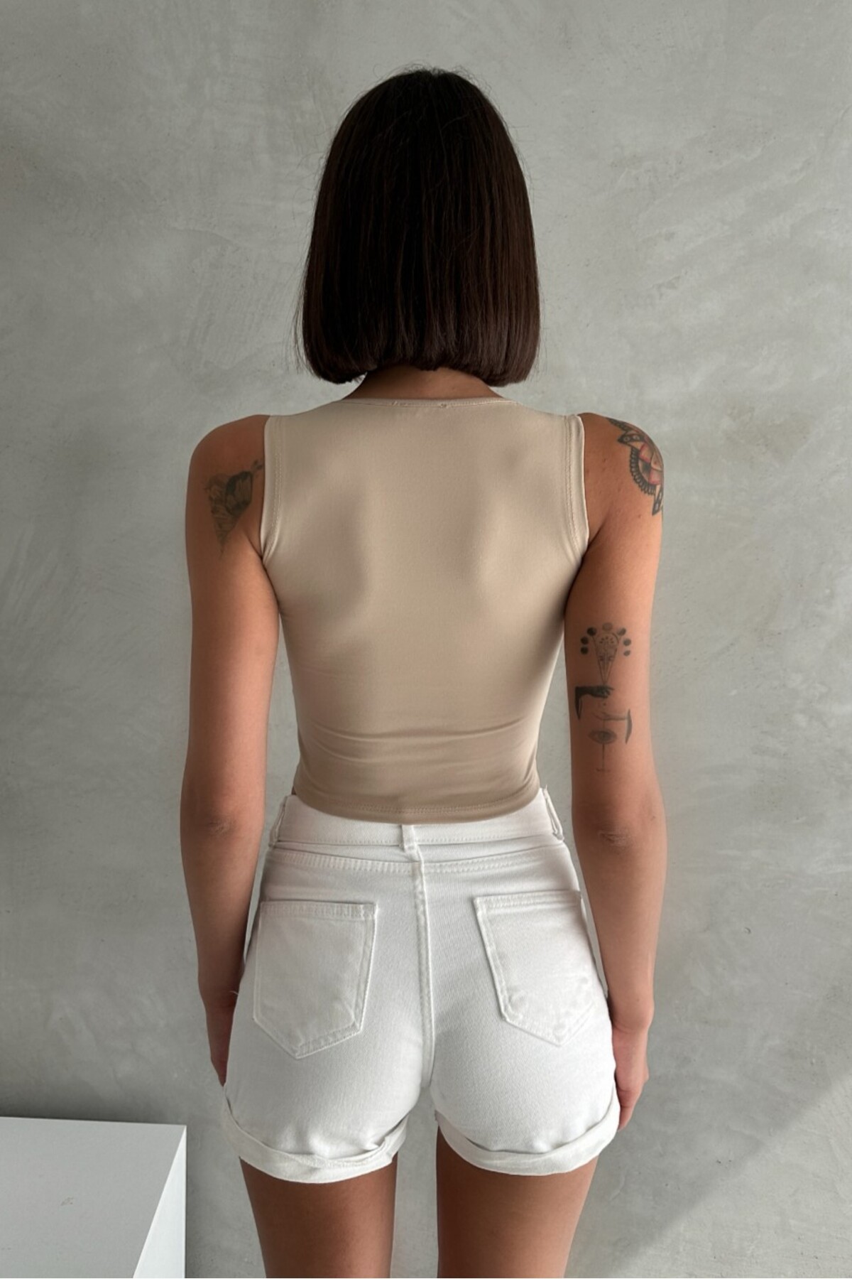 MODAL KUMAŞ U YAKA KALIN ASKILI SIRTI KAPALI CROP BODY