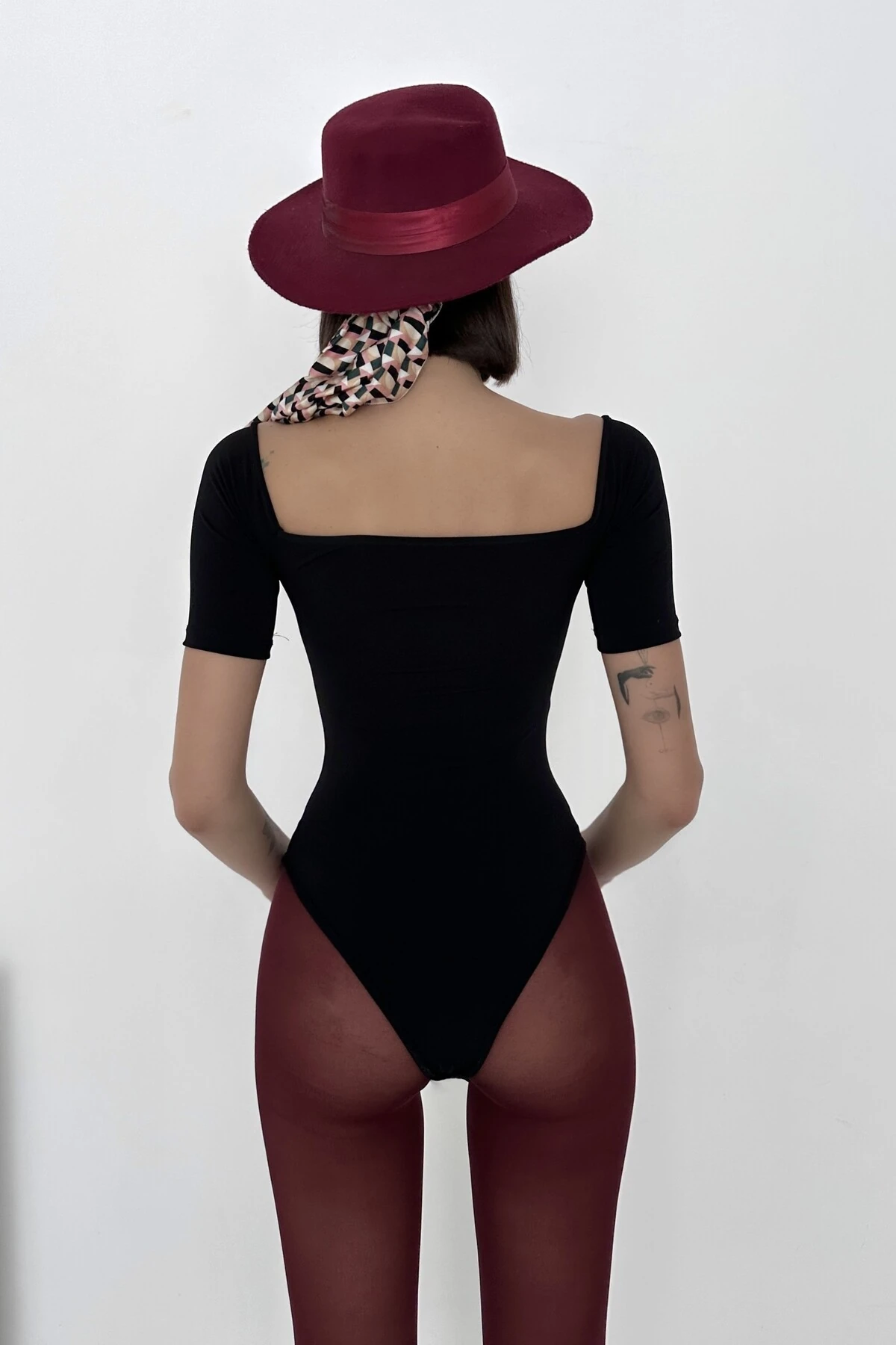 KAYIK YAKA GÖĞÜS ve GÖBEK DEKOLTELİ SANDY ÇITÇITLI BODY