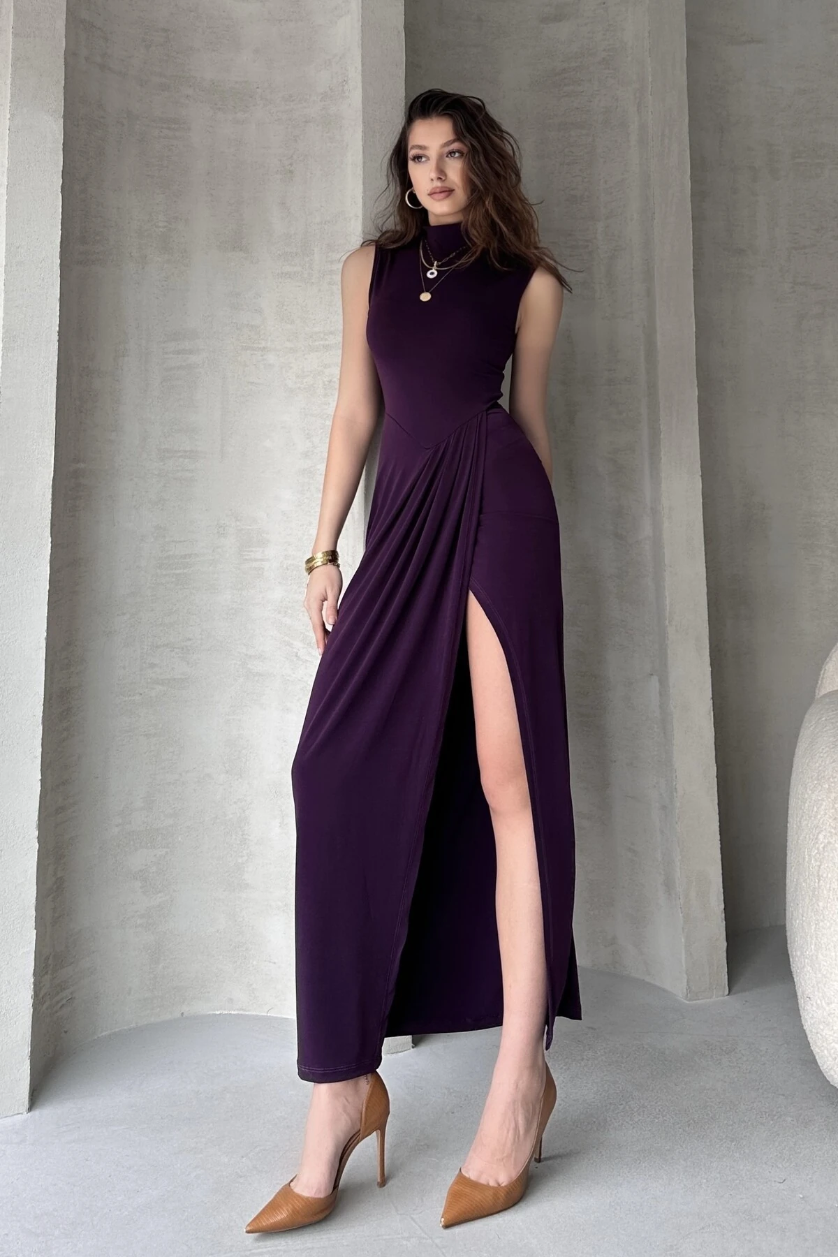 DİK YAKA KOLSUZ YIRTMAÇLI SANDY ELBİSE