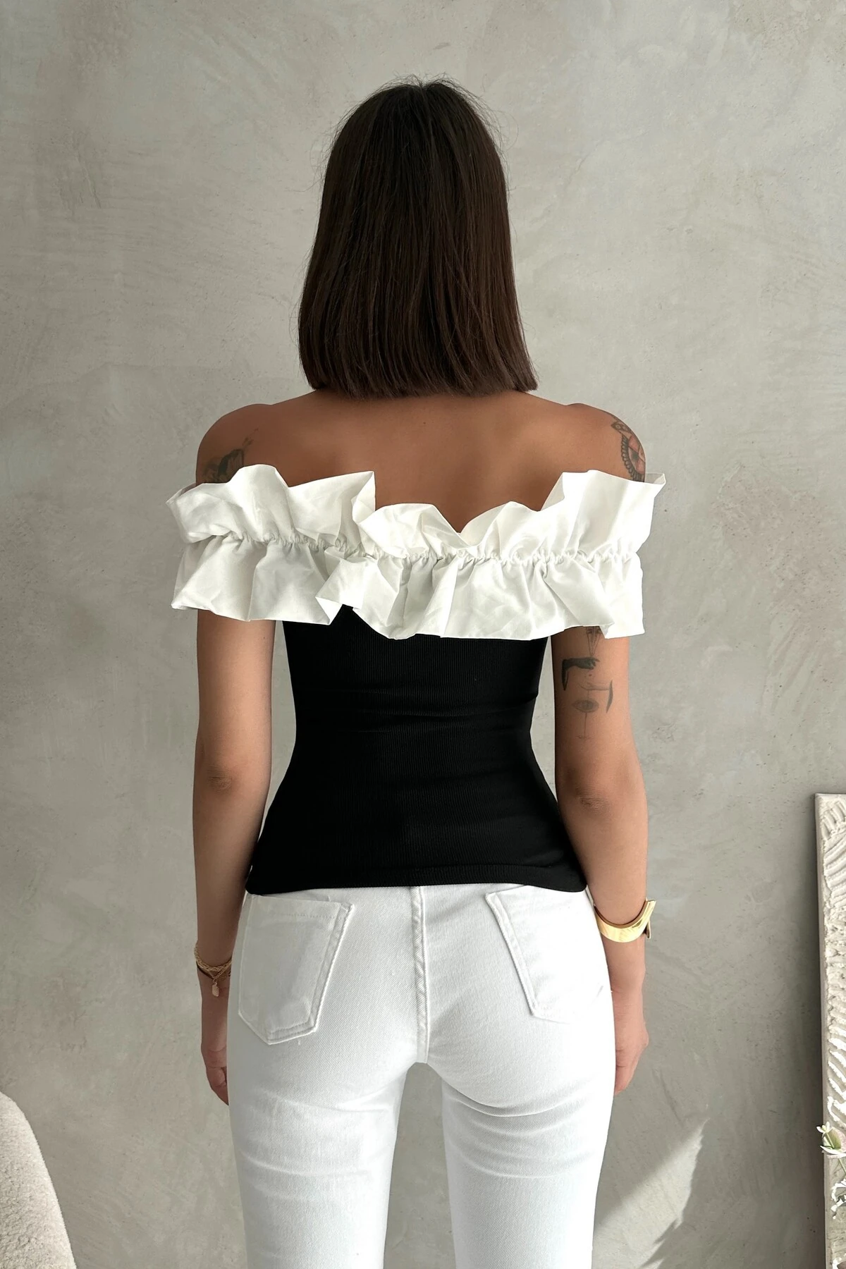 BÜZGÜLÜ MADONNA YAKA BLUZ