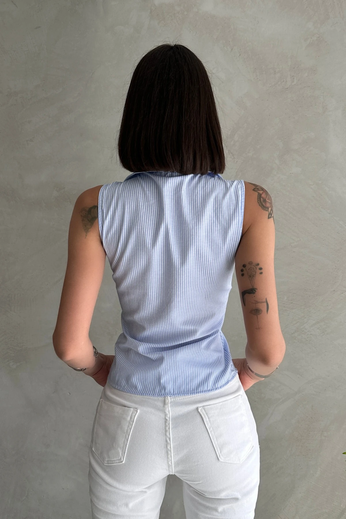 FERMUARLI BÜZGÜ DETAY GÖMLEK YAKA KOLSUZ BLUZ