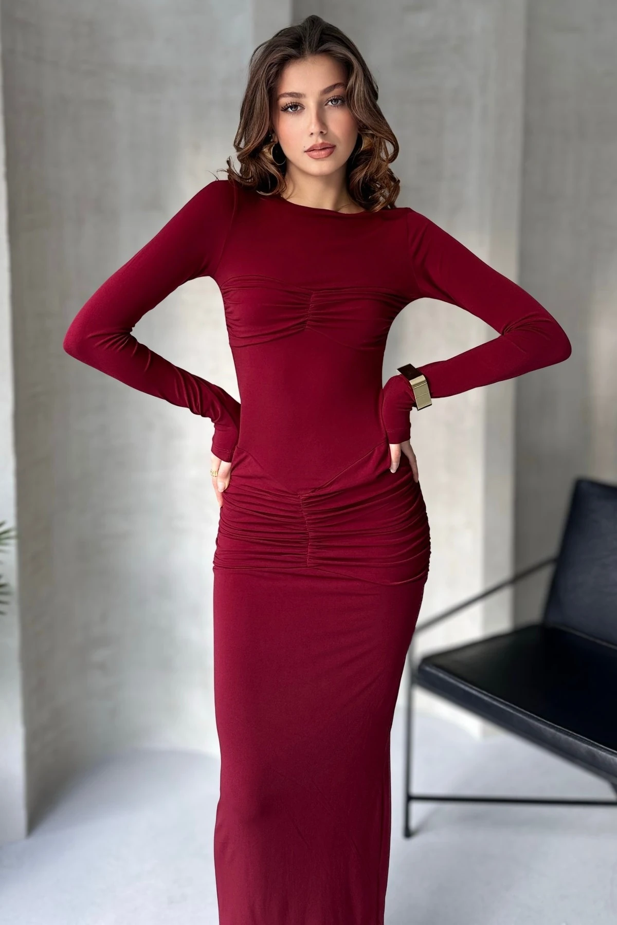 GÖĞÜS VE BELİ DRAPE BÜZGÜLÜ UZUN KOL SANDY ELBİSE