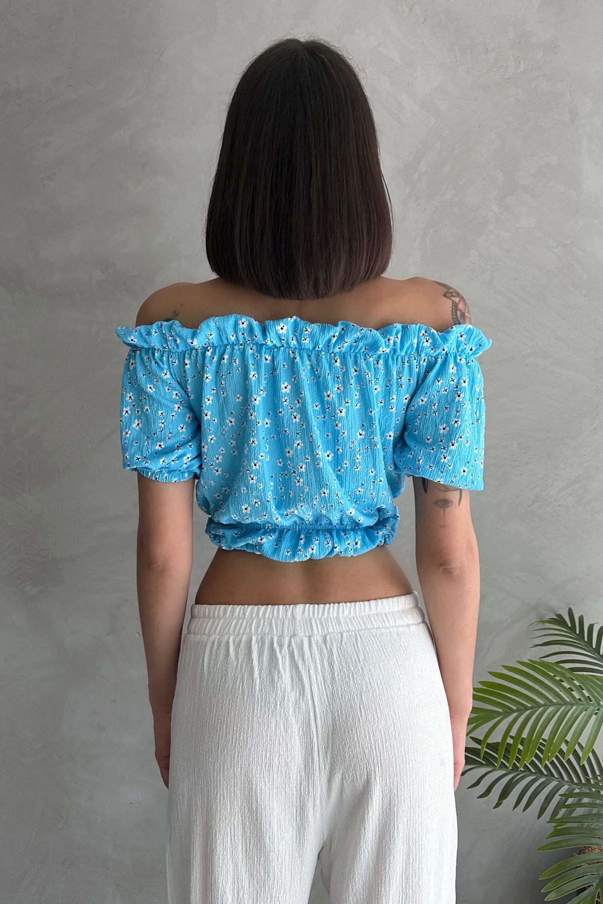 YAZLIK ÇİÇEK DESENLİ MADONNA YAKA ÖNDEN BÜZGÜLÜ BÜRÜMCÜK BLUZ