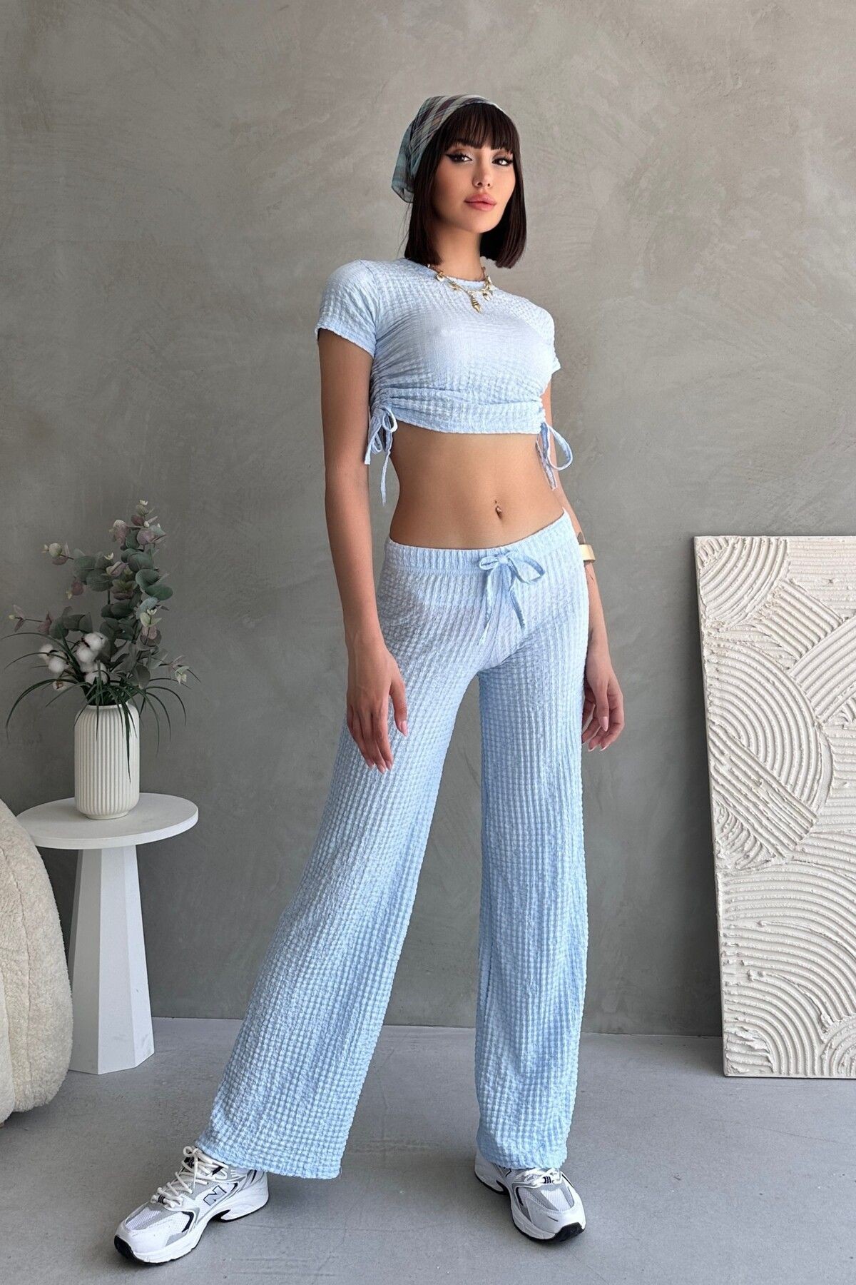 YANDAN BÜZGÜLÜ GOFRE KUMAŞ BELİ AYARLANABİLİR LASTİKLİ PANTOLONLU TAKIM