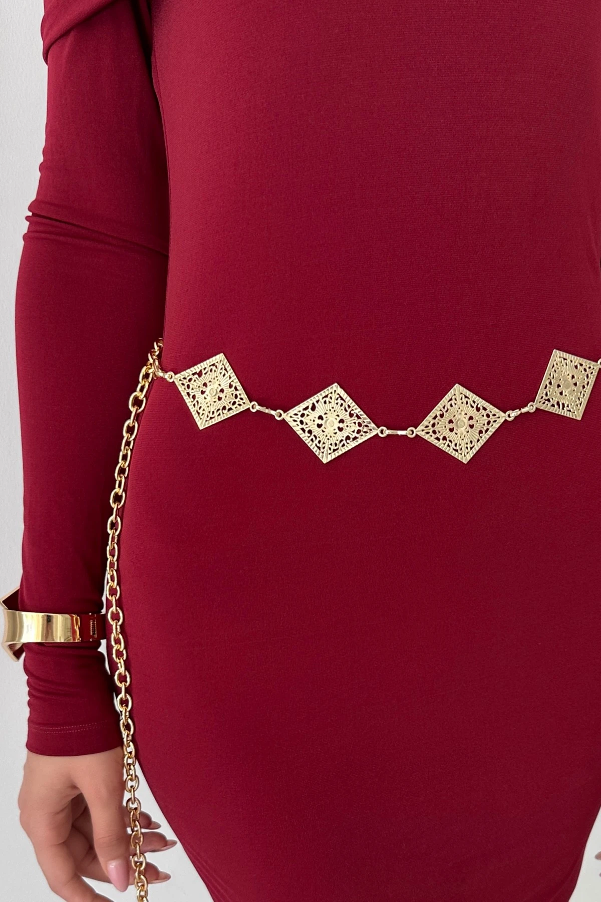 Geometrik Desenli Tasarım Gold Zincir Kemer