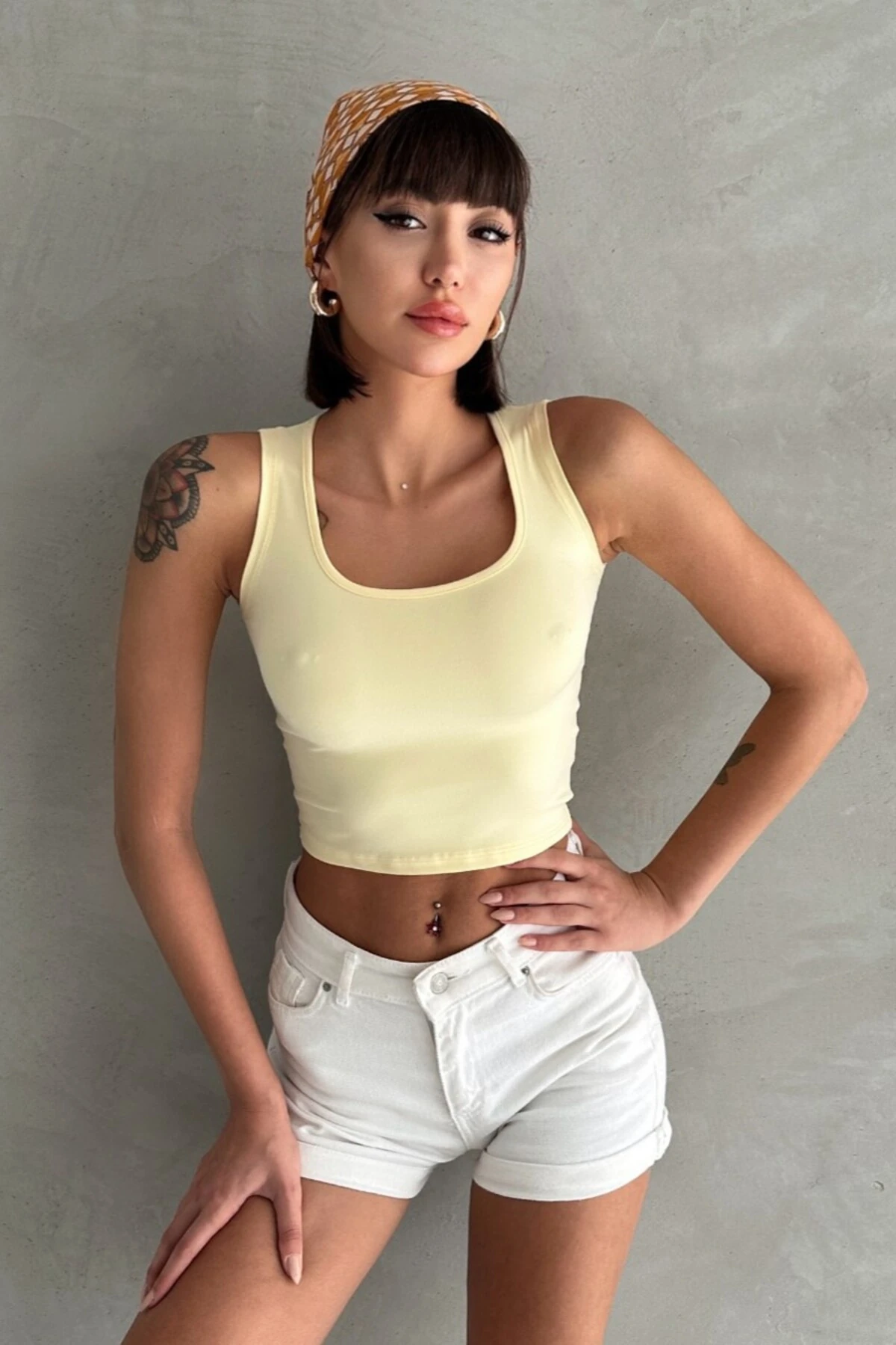 MODAL KUMAŞ U YAKA KALIN ASKILI SIRTI KAPALI CROP BODY - sarı