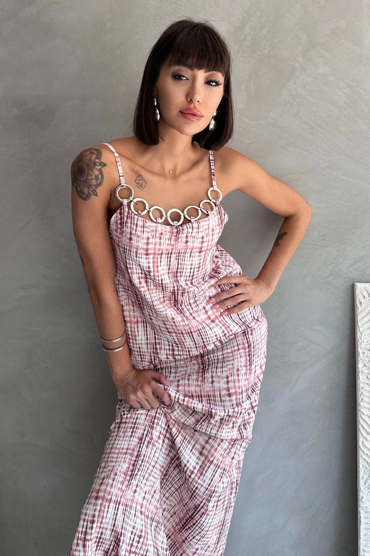 SIRT DEKOLTELİ İP ASKILI MAXİ ELBİSE - ki̇remi̇t