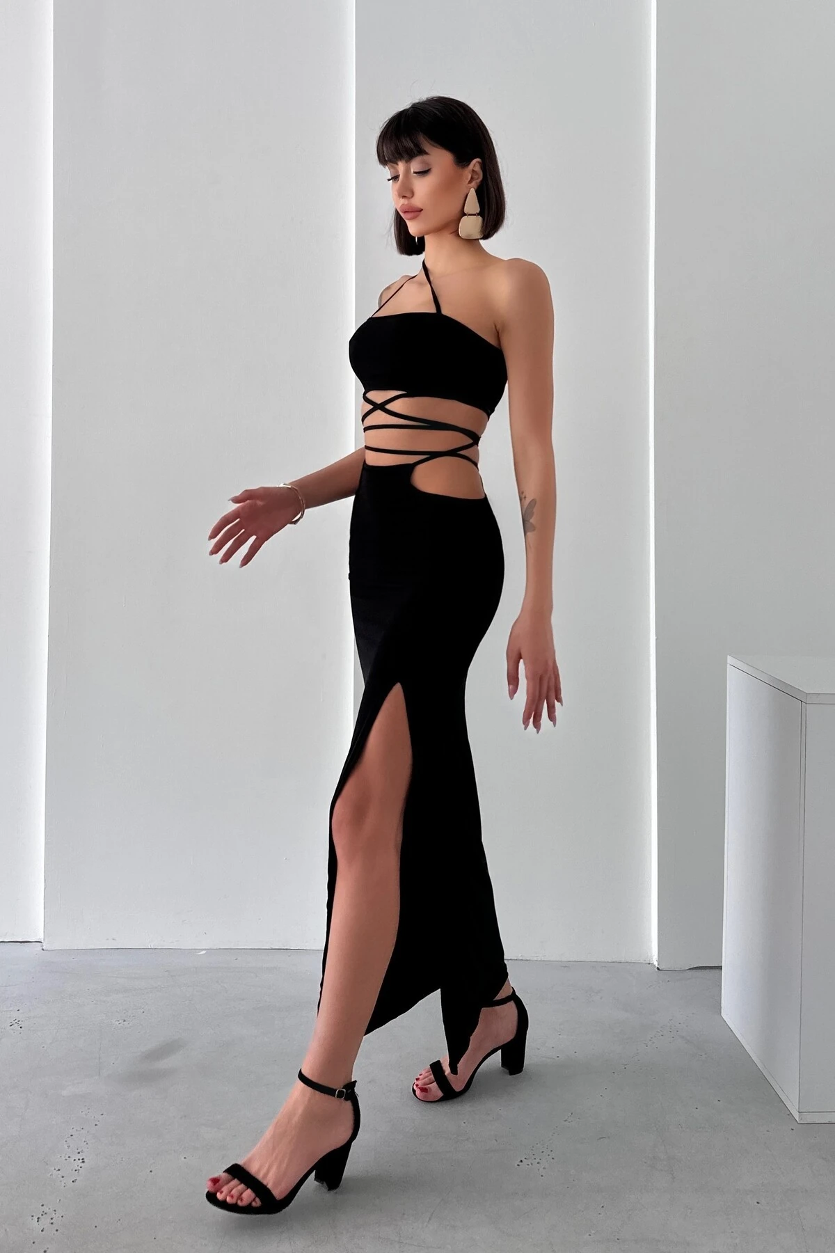 BELDEN, BOYUNDAN BAĞLAMALI BÜSTİYER, ETEKLİ SANDY TAKIM