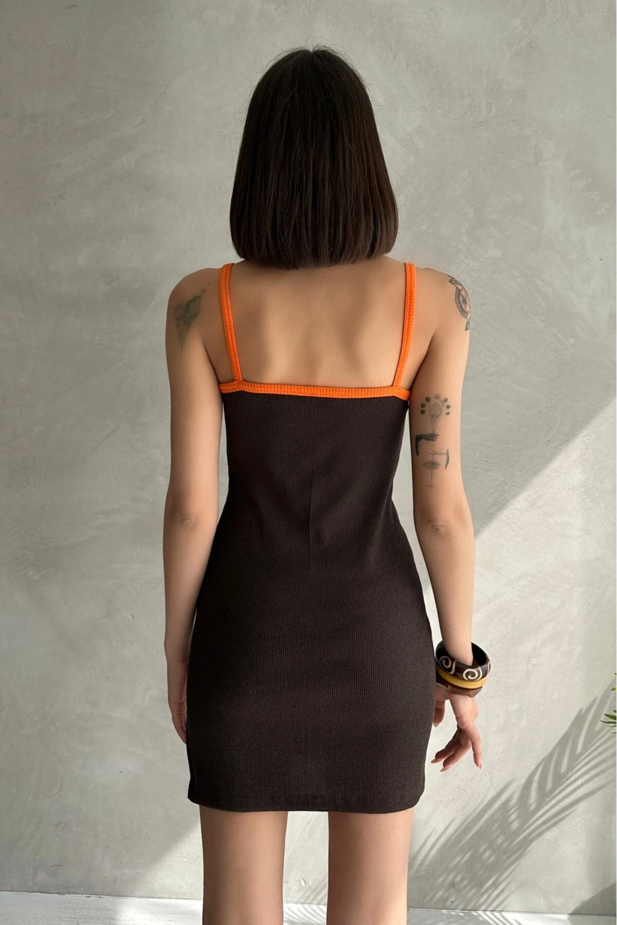 BİYE ASKILI YIRTMAÇLI KAŞKORSE KISA ELBİSE