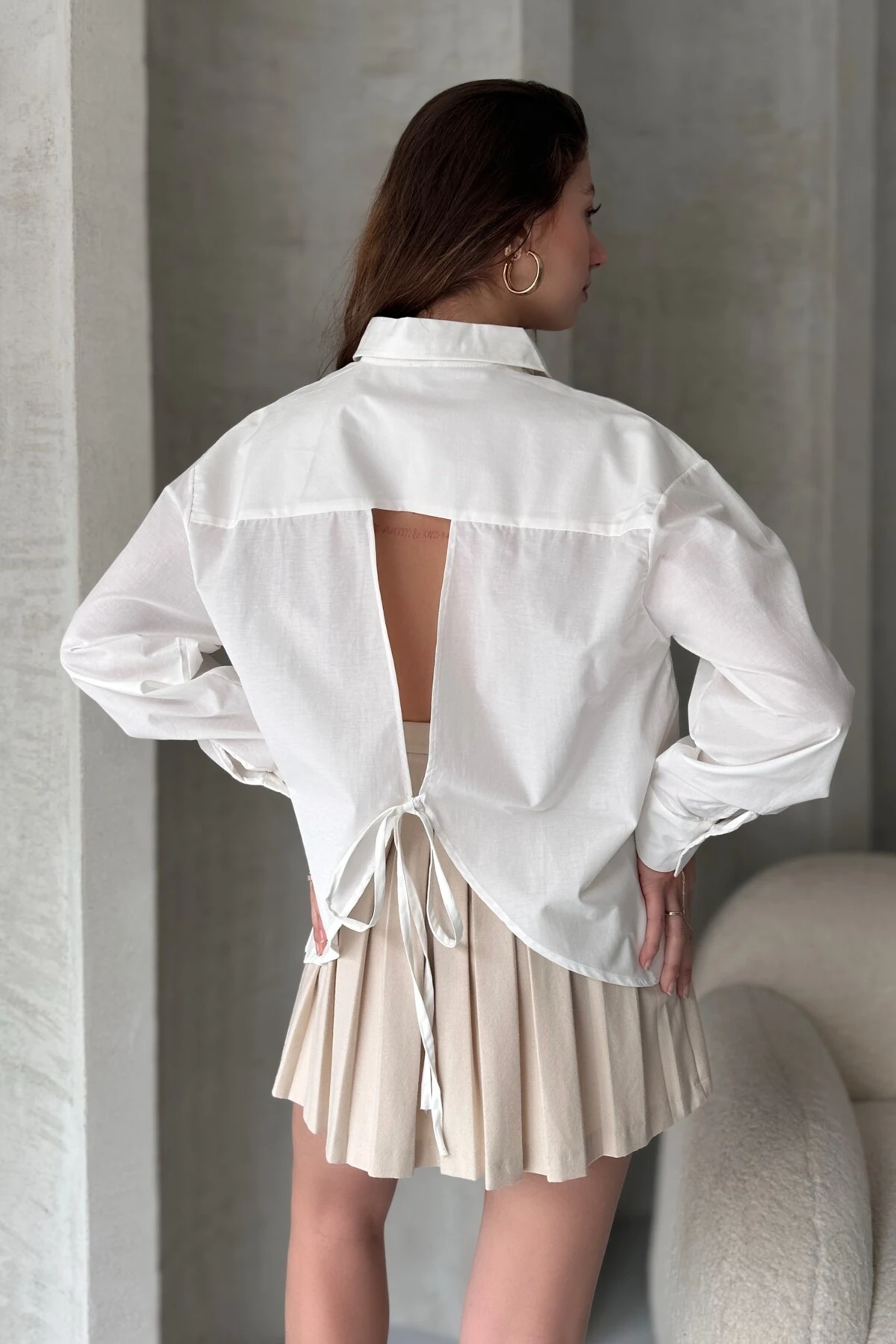 SIRT DEKOLTELİ TASARIM GÖMLEK - ekru