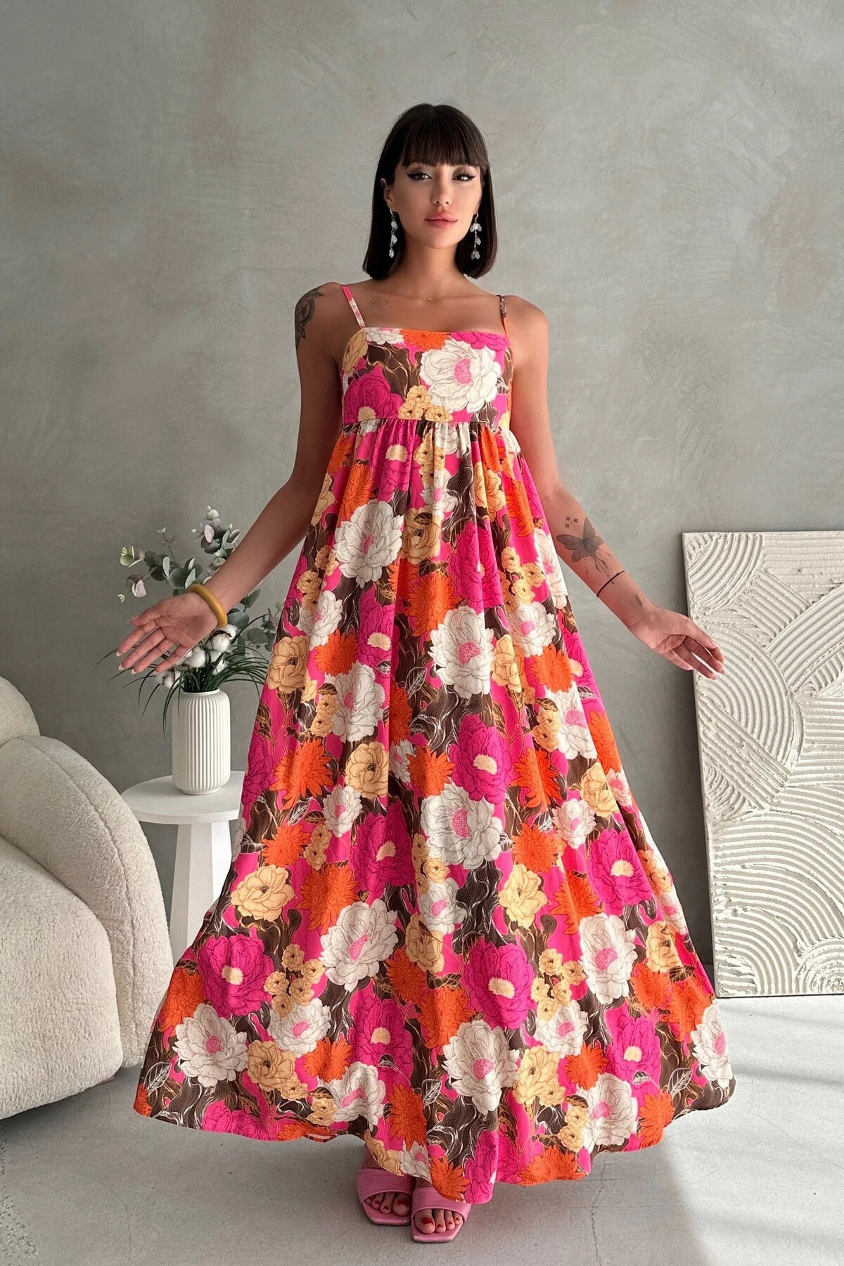 DRAPELİ ASKILI ÇİÇEK DESENLİ UZUN ELBİSE