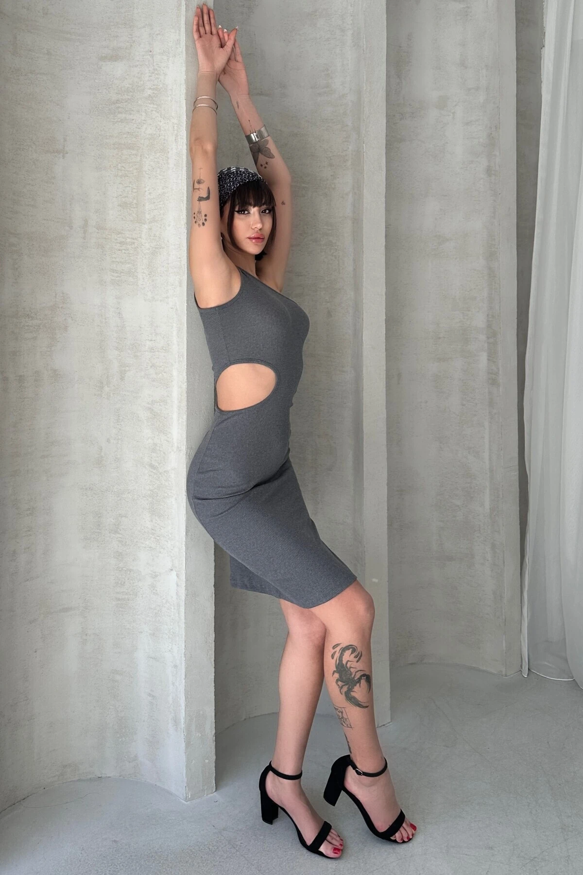 CUT OUT DETAYLI TOPARLAYICI FİTİLLİ KAŞKORSE KUMAŞ TEK OMUZ ELBİSE