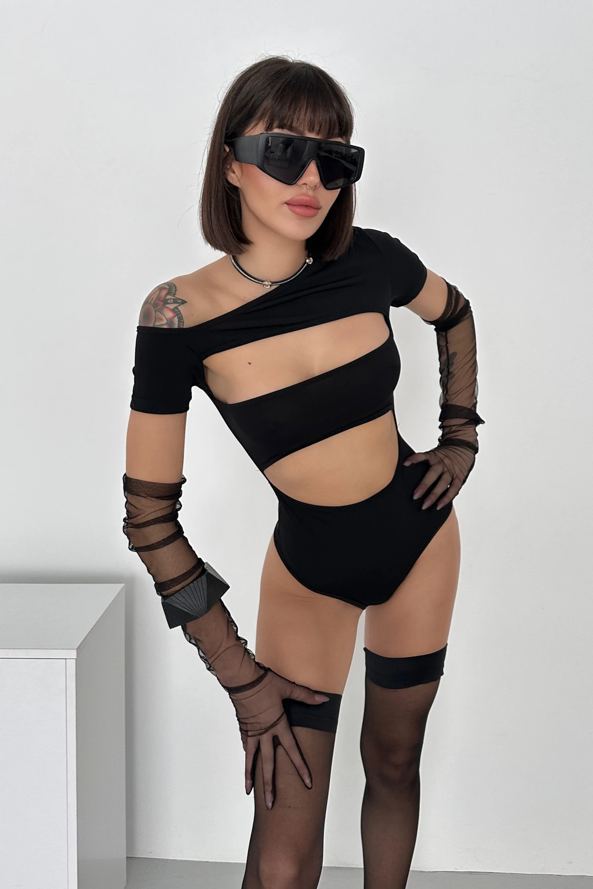 TEK OMUZ KAYIK YAKA GÖĞÜS ve GÖBEK DEKOLTELİ SANDY ÇITÇITLI BODY