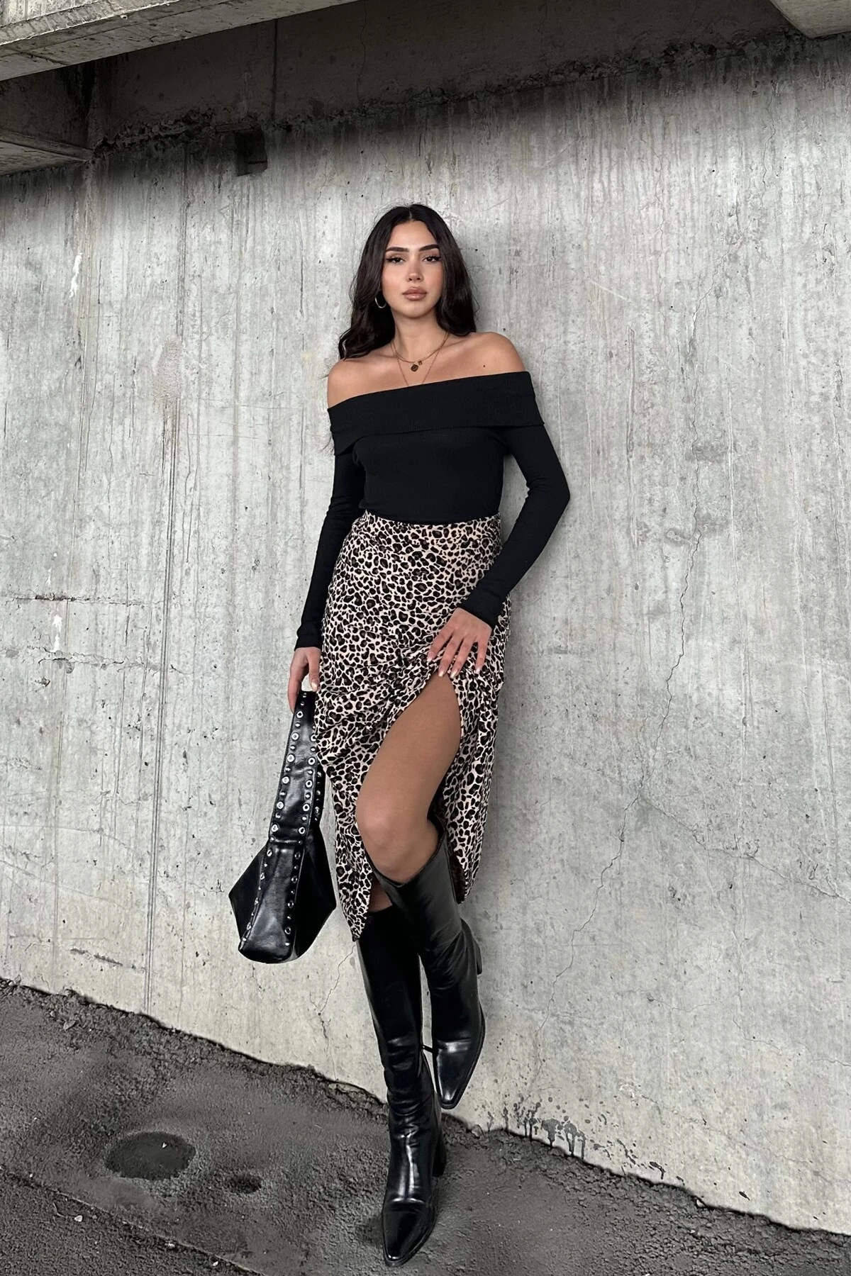 MADONNA YAKA KAŞKORSE BLUZ , LEOPAR DESENLİ SÜET KLOŞ ETEK TAKIM