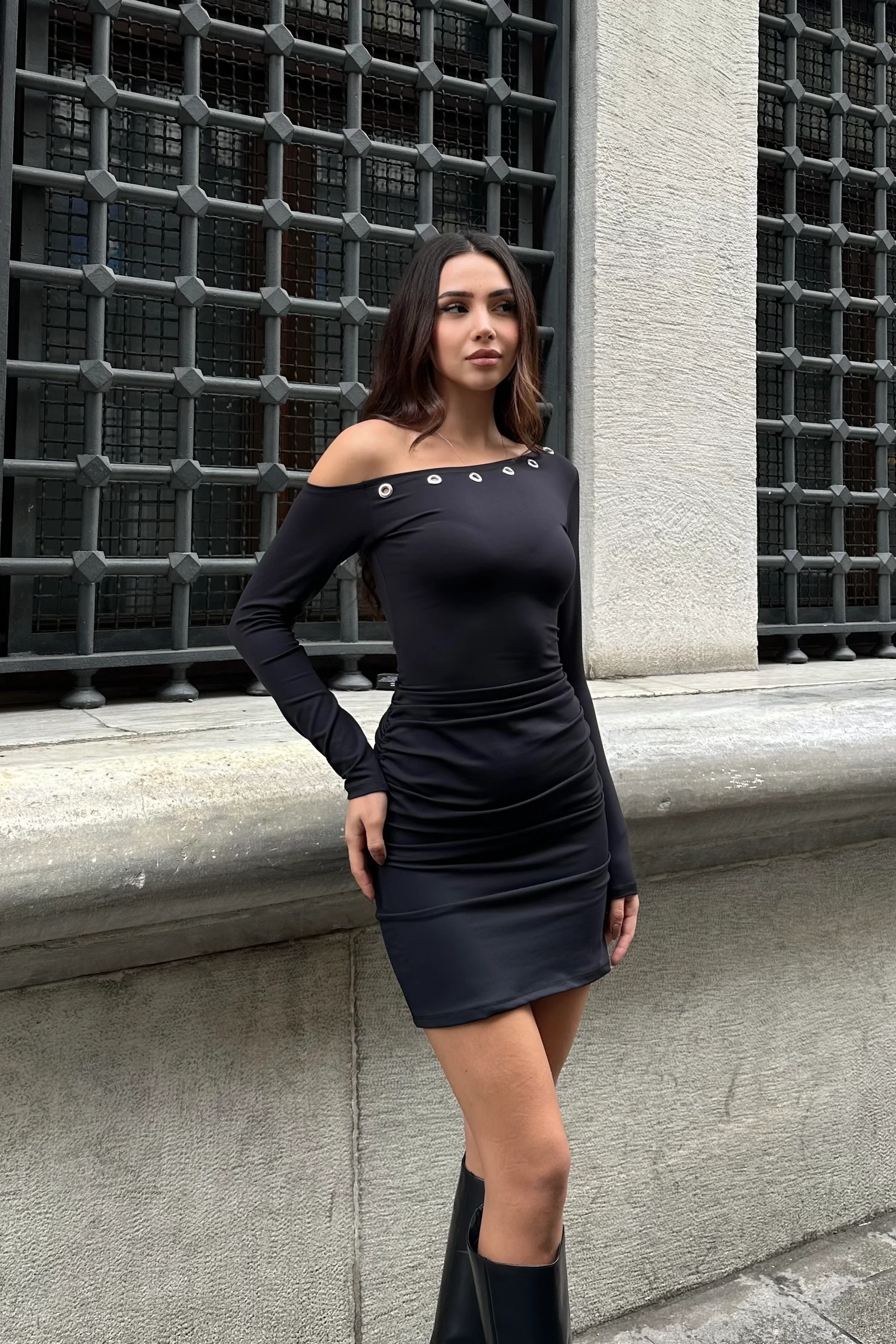 METAL HALKA DETAYLI, YANDAN BÜZGÜLÜ ASİMETRİK ELBİSE