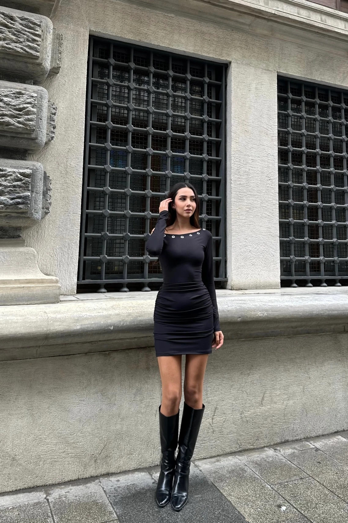 METAL HALKA DETAYLI, YANDAN BÜZGÜLÜ ASİMETRİK ELBİSE