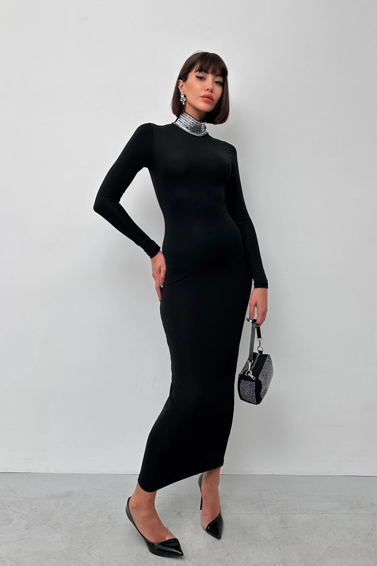 VİCTORİA UZUN KOL DİK YAKA BOĞAZI TAŞ DETAYLI DALGIÇ KUMAŞ ELBİSE