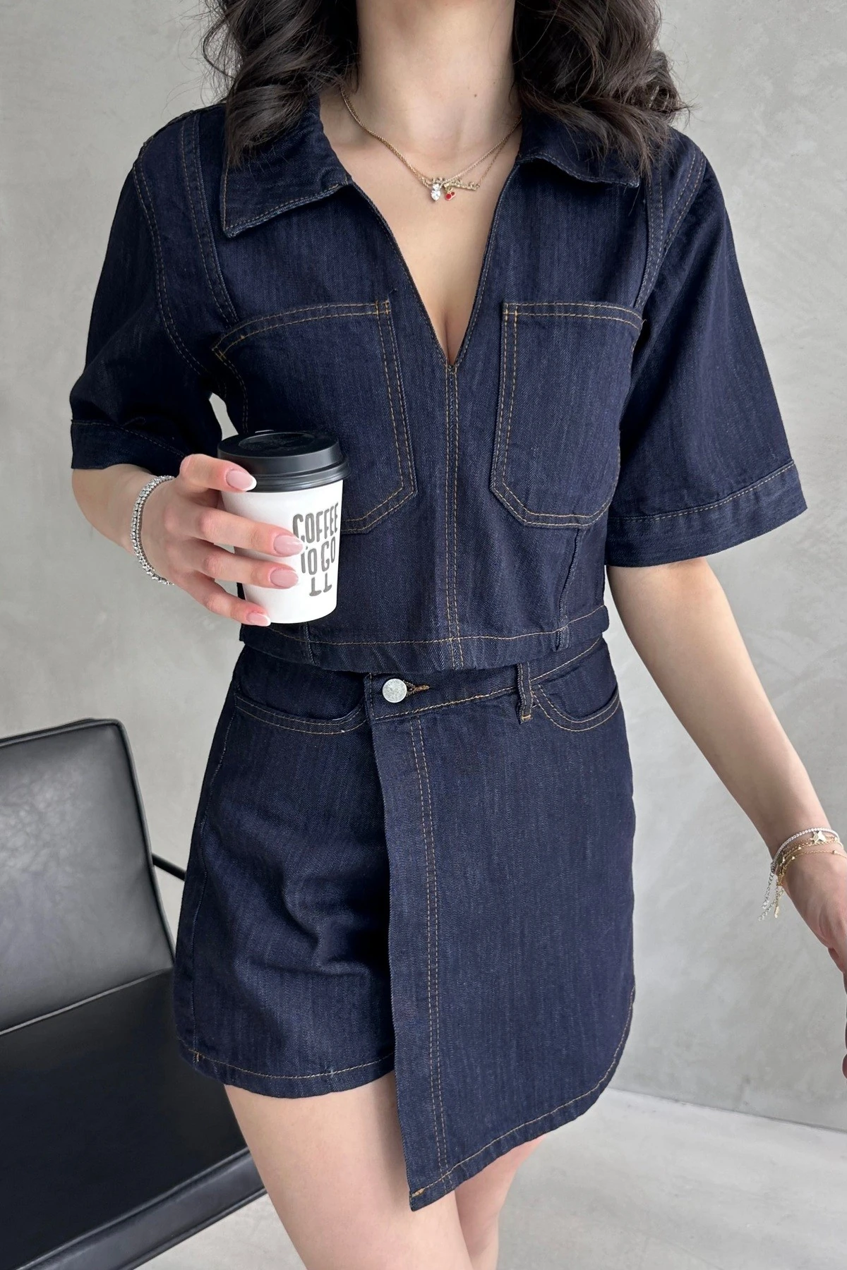 V YAKA YARIM KOL BLUZ, KRUVAZE ŞORT ETEKLİ DENİM TAKIM