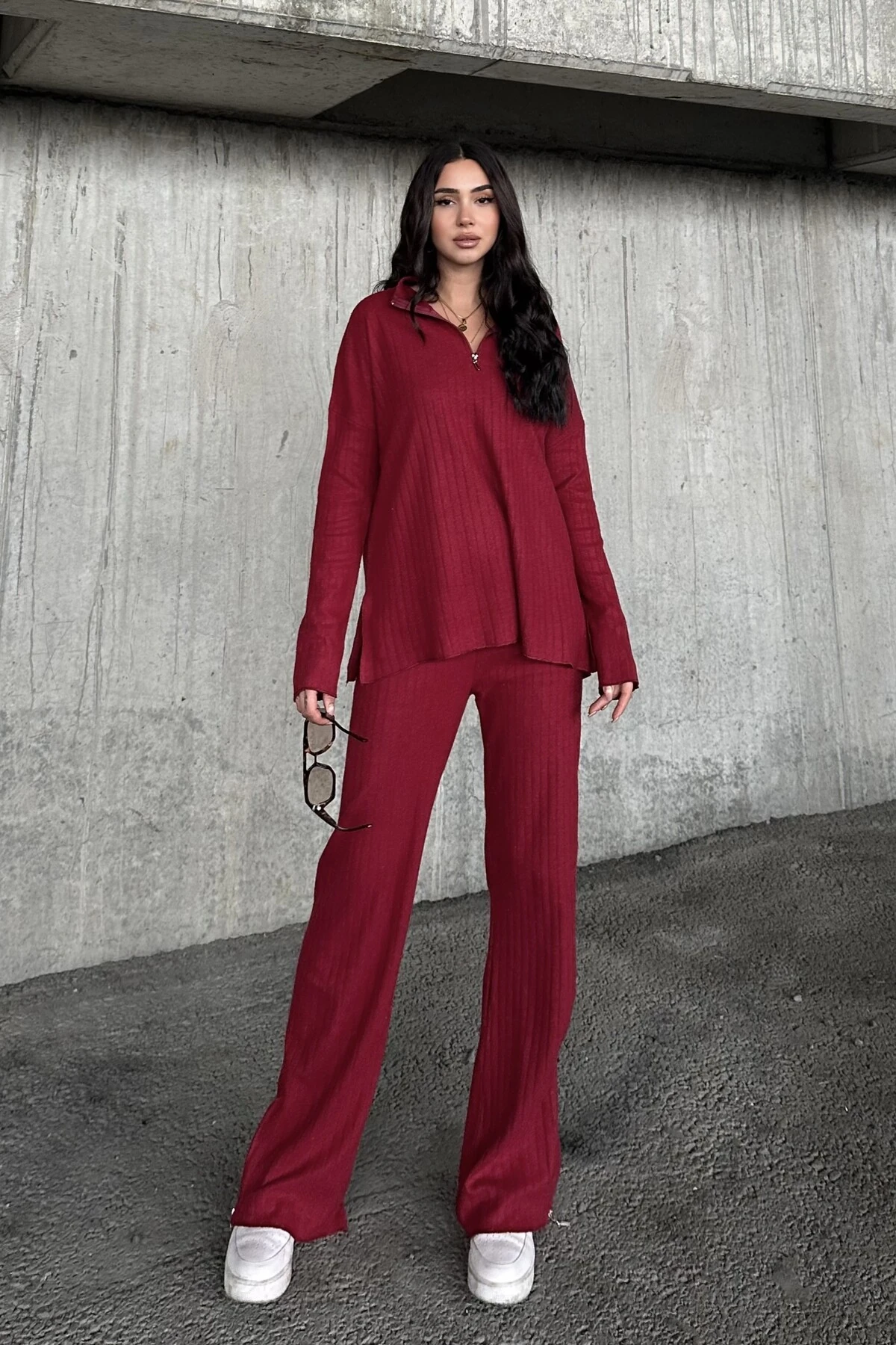 FERMUARLI YAKA UZUN KOL BLUZ, PAÇASI YIRTMAÇLI YANLARDAN FERMUARLI PANTOLON TAKIM - bordo