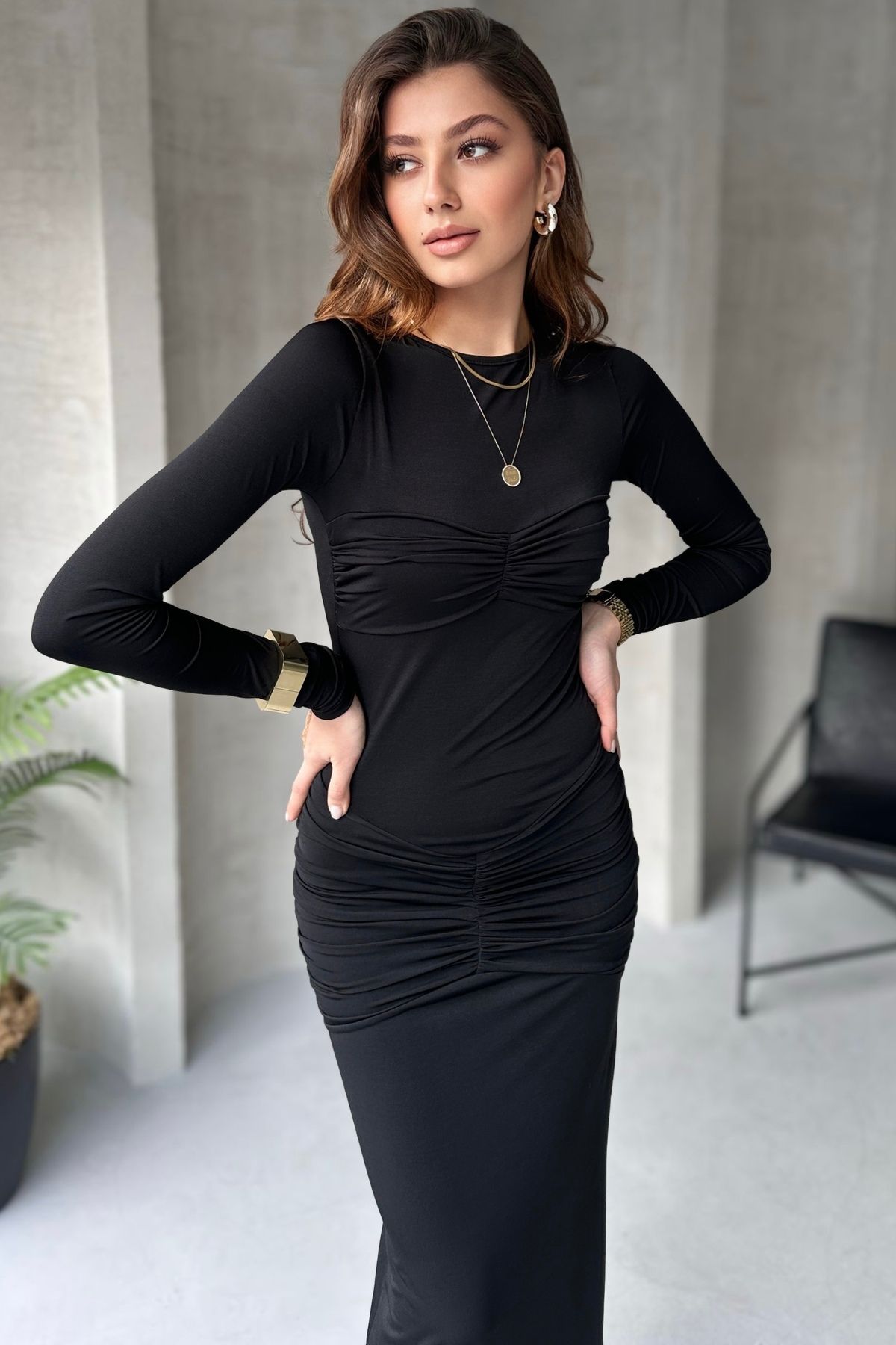 GÖĞÜS VE BELİ DRAPE BÜZGÜLÜ UZUN KOL SANDY ELBİSE