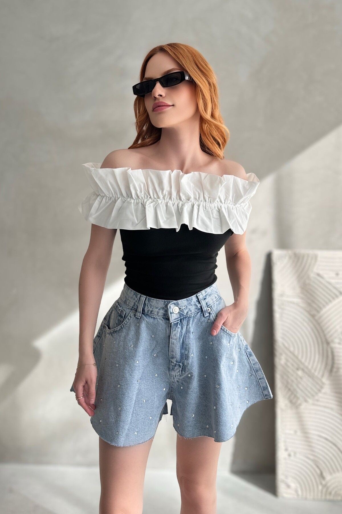 BÜZGÜLÜ MADONNA YAKA BLUZ