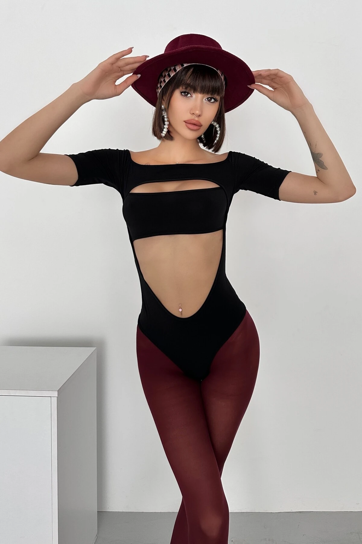 KAYIK YAKA GÖĞÜS ve GÖBEK DEKOLTELİ SANDY ÇITÇITLI BODY