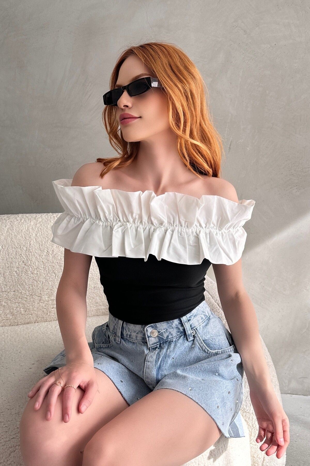 BÜZGÜLÜ MADONNA YAKA BLUZ