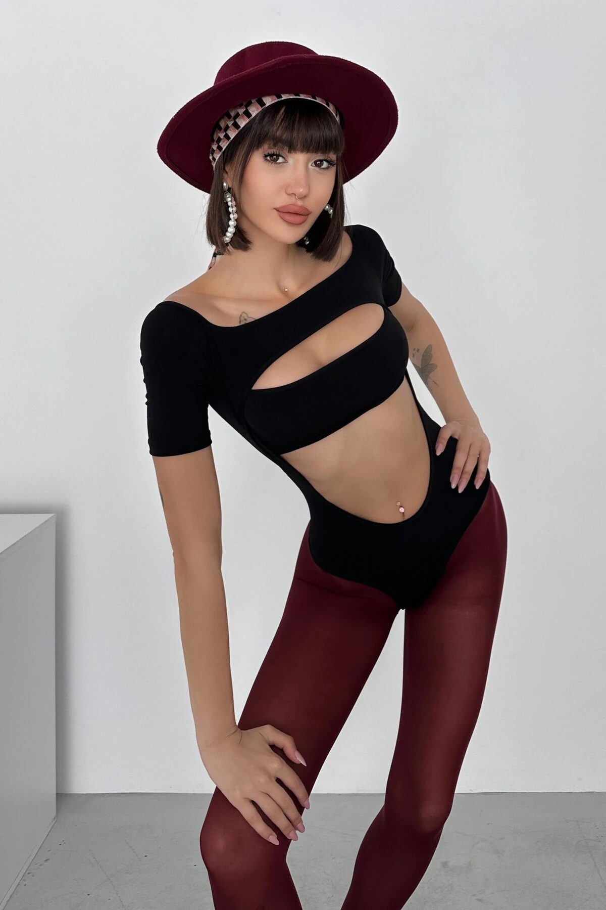 KAYIK YAKA GÖĞÜS ve GÖBEK DEKOLTELİ SANDY ÇITÇITLI BODY