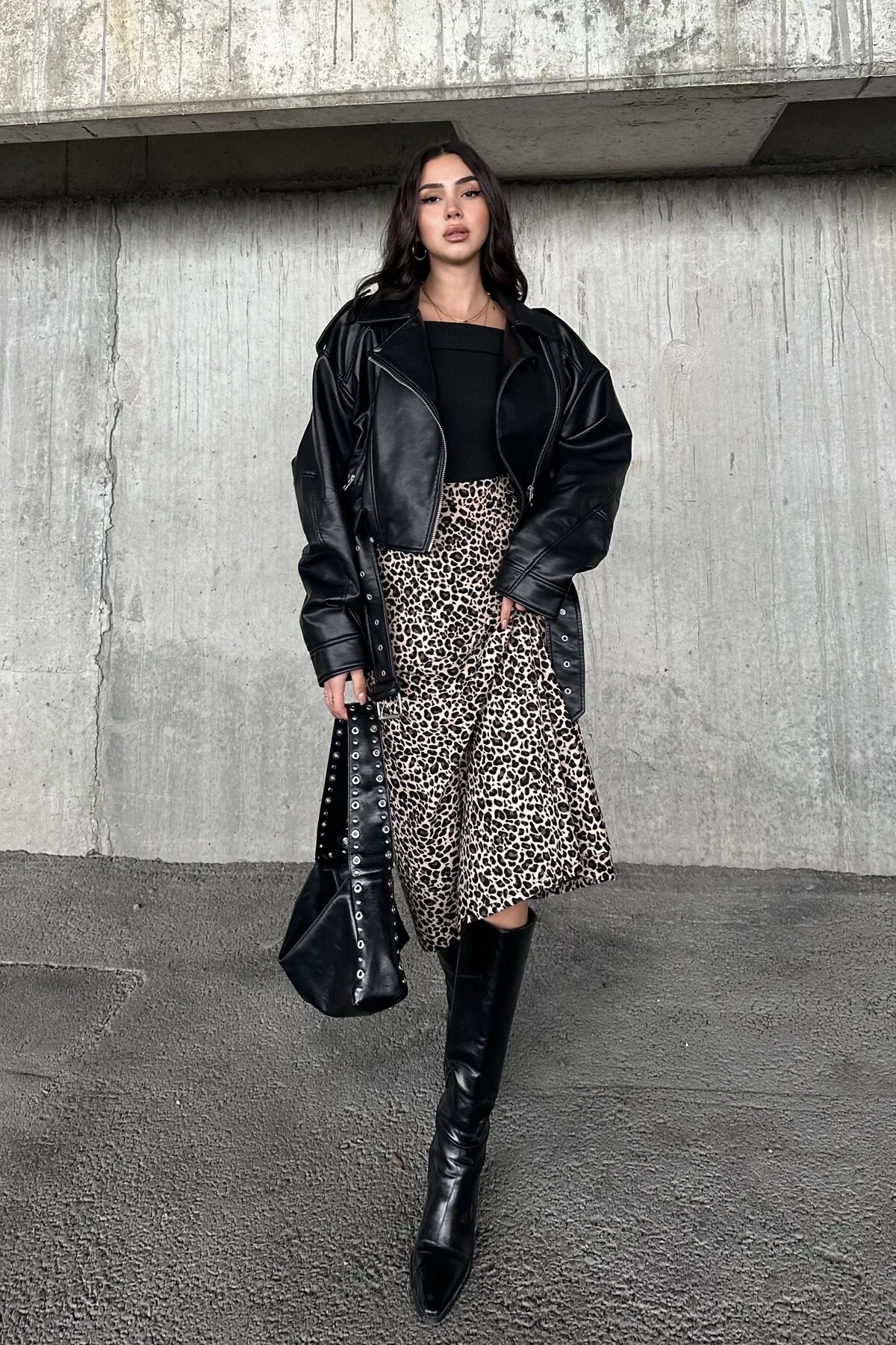 MADONNA YAKA KAŞKORSE BLUZ , LEOPAR DESENLİ SÜET KLOŞ ETEK TAKIM