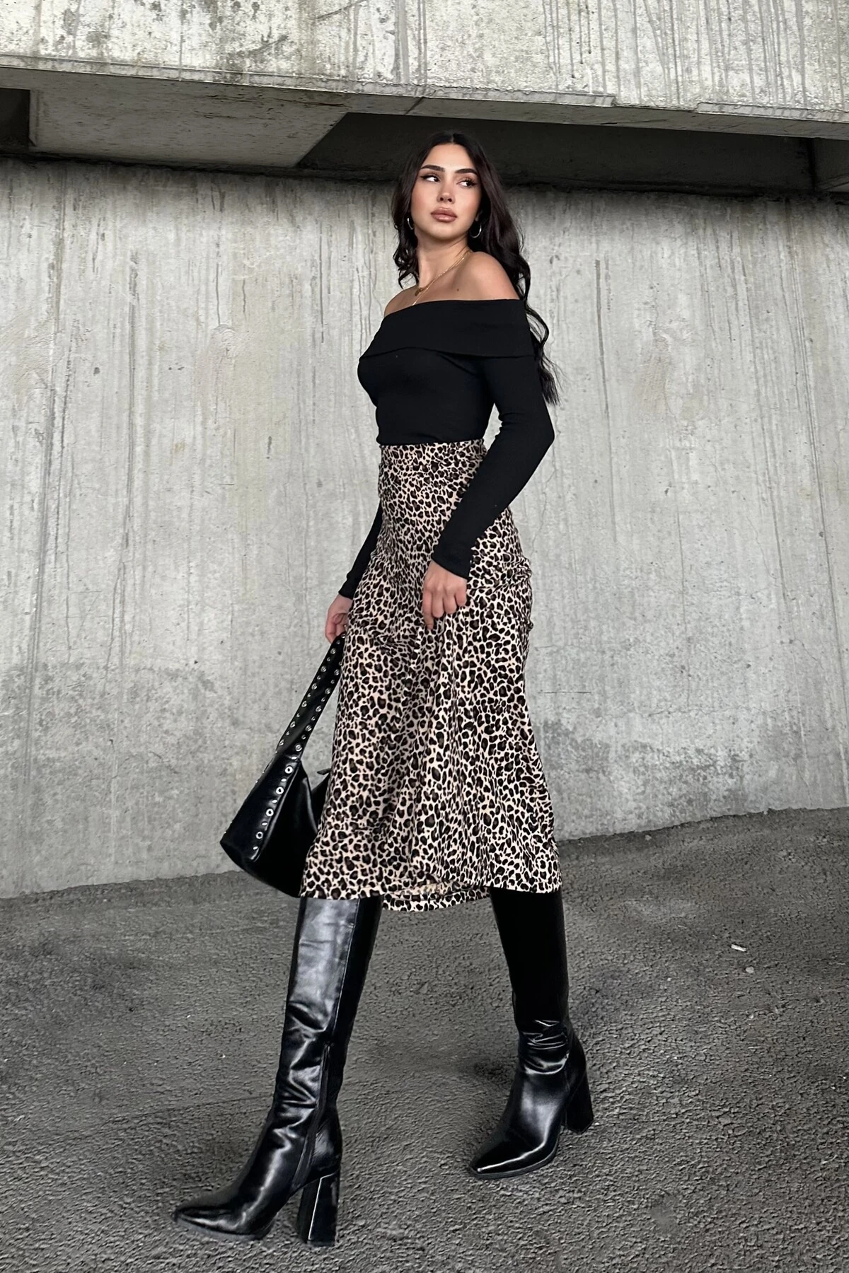 MADONNA YAKA KAŞKORSE BLUZ , LEOPAR DESENLİ SÜET KLOŞ ETEK TAKIM