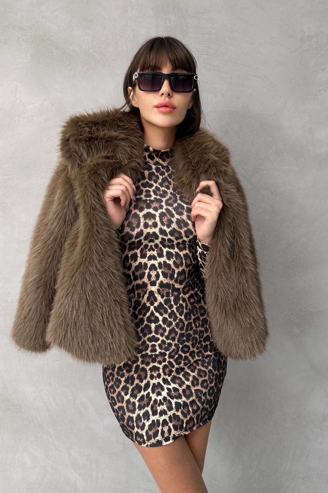 DİK YAKA LEOPAR DESENLİ MİNİ ELBİSE