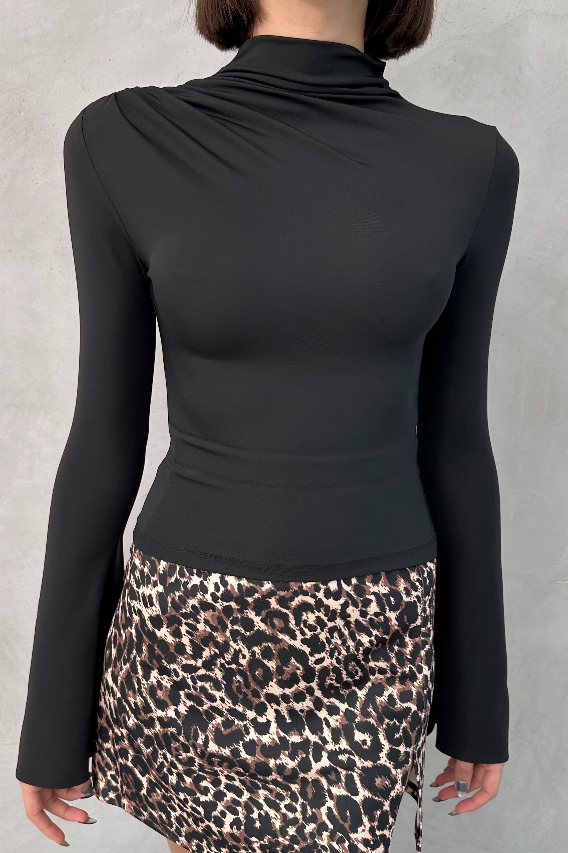 DİK YAKA BÜZGÜ DETAYLI İSPANYOL KOL BLUZ